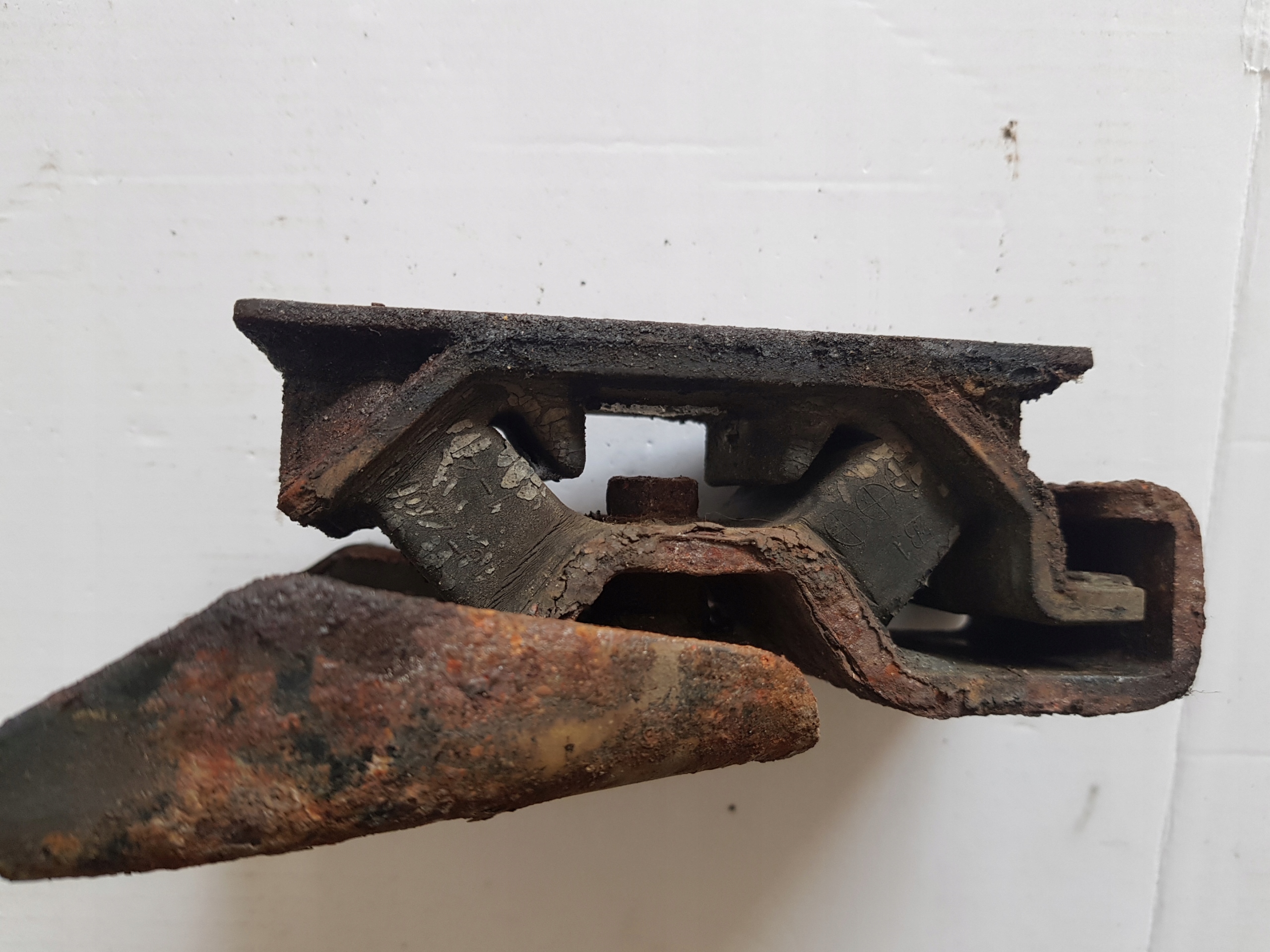 Подушка коробки Suzuki Grand Vitara и XL7 2.7