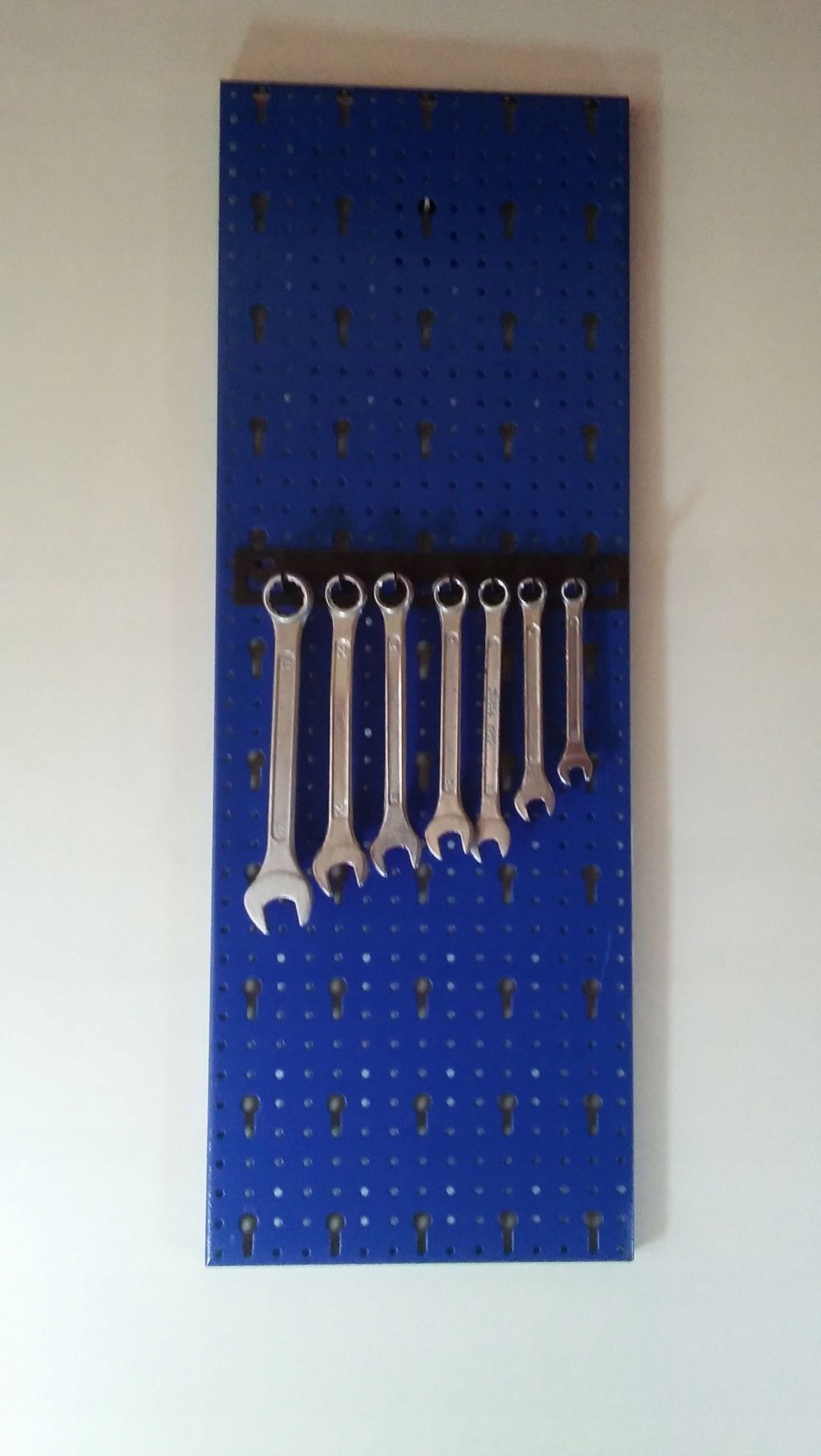 ZAWIESZKA BLASZANA UCHWYT NA 8 KLUCZY OCZKOWYCH