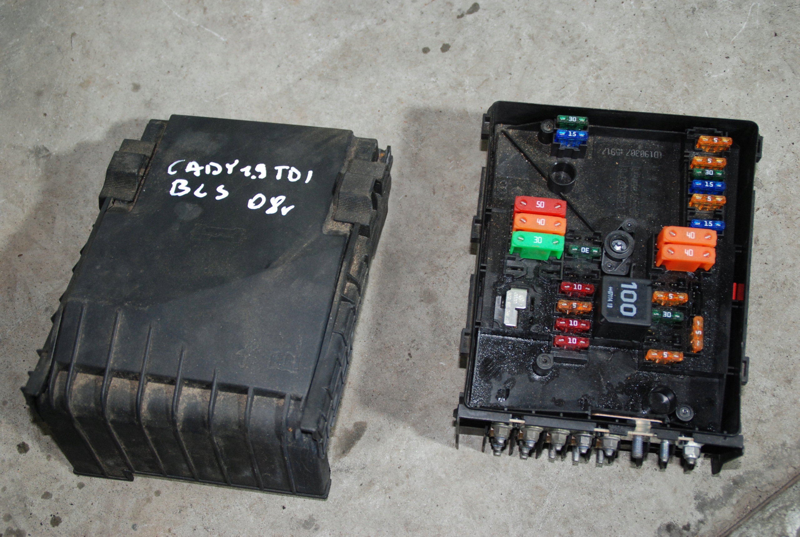 Блок предохранителей шкода фелиция. Блок предохранителей кадди. Блок предохранителей кадди. Блок предохранитель volkswagen caddy 2. Блок предохранителей кадди.