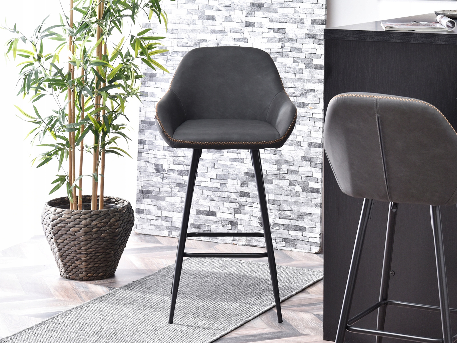 KUBEŁKOWE KRZESŁO BAROWE DO KUCHNI W STYLU LOFT HERT GRAFIT Z PRZESZYCIAMI Marka Mebel-Partner