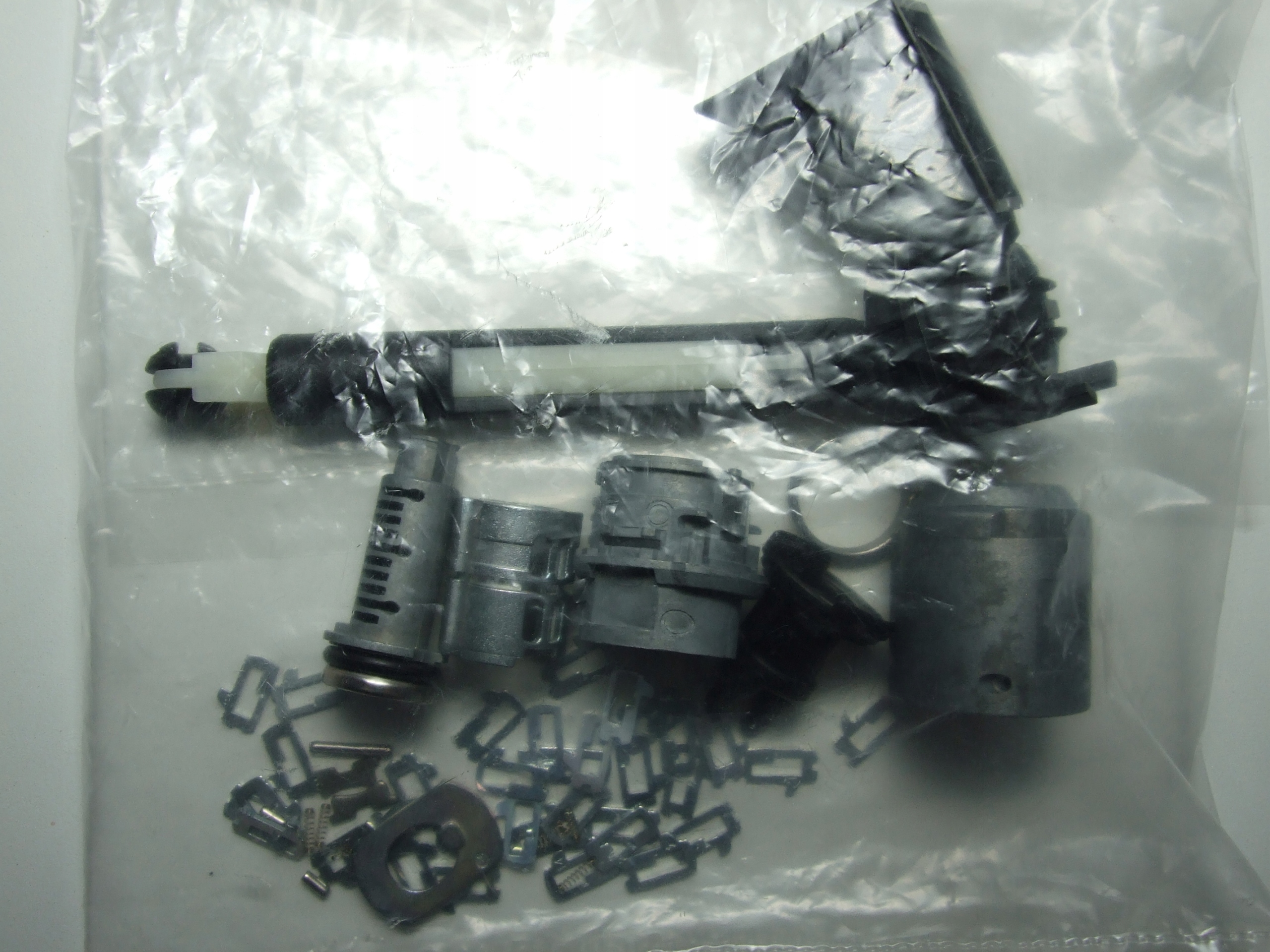 1355231 - ВСТАВКА КАПОТА КРЕПЕЖ ЗАМОК ДЛЯ FORD FOCUS MK2 НОВЫЙ OE