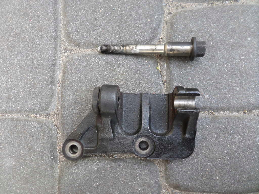 Łapa mocowanie alternatora Toyota Avensis T25 D4D
