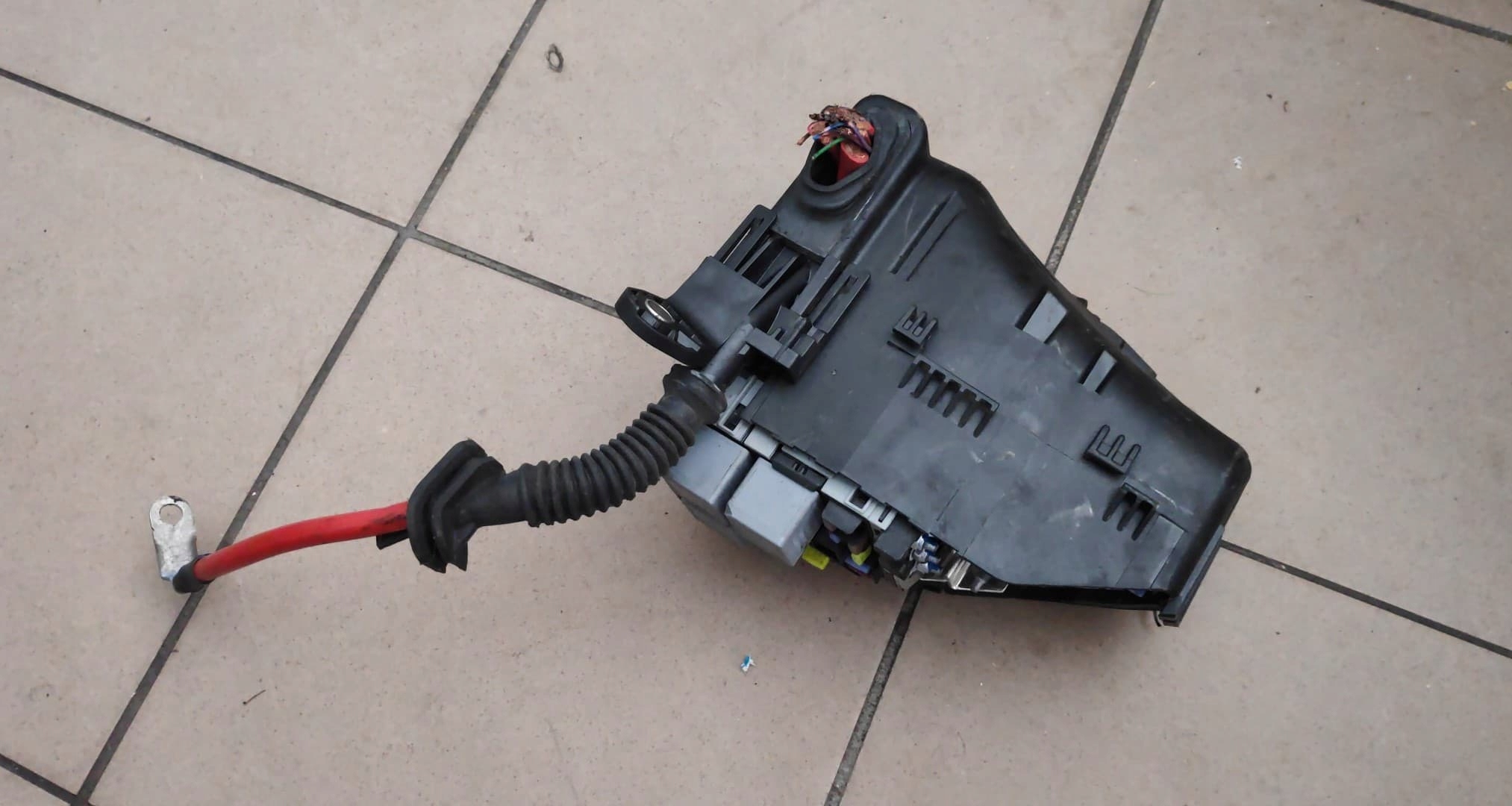 SKRZYNKA BEZPIECZNIKÓW VOLVO S60 6G9T-14A067-CA Producent części Volvo OE