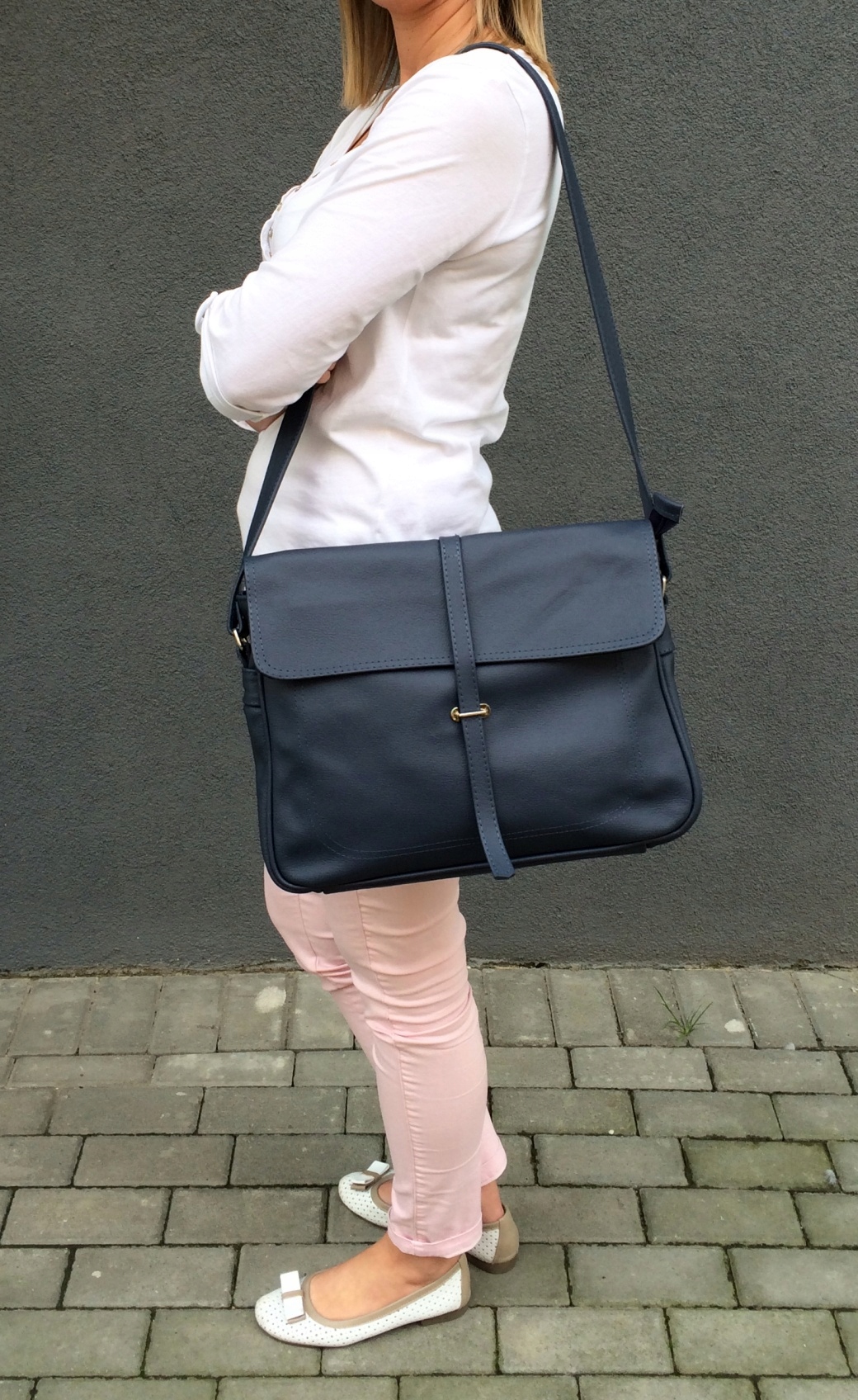 GRANATOWA TORBA SKÓRZANA TOREBKA LISTONOSZKA A4 SKÓRA NATURALNA VERA PELLE Wielkość duża (mieszcząca A4)