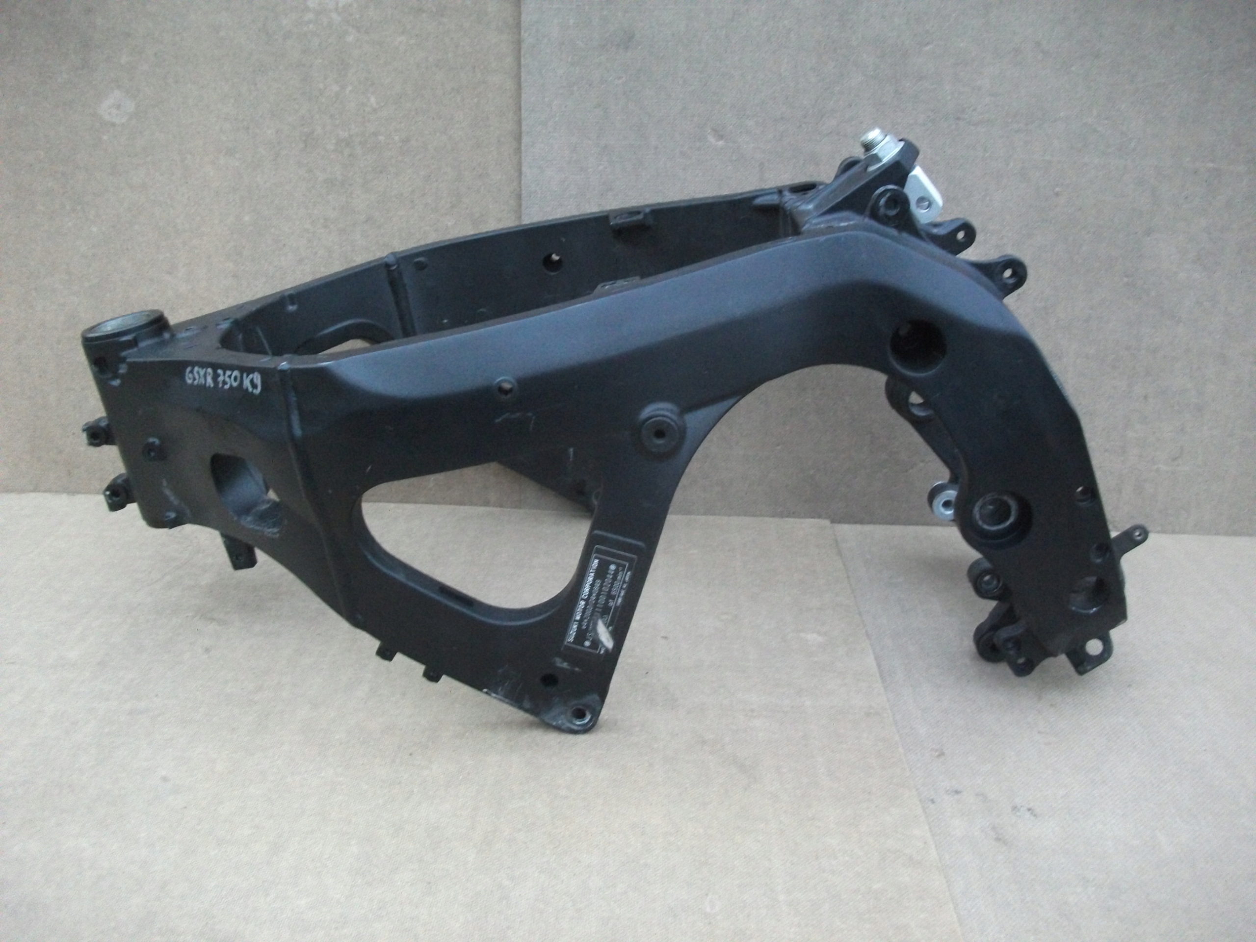 SUZUKI GSXR 750 K9 рама проста рама