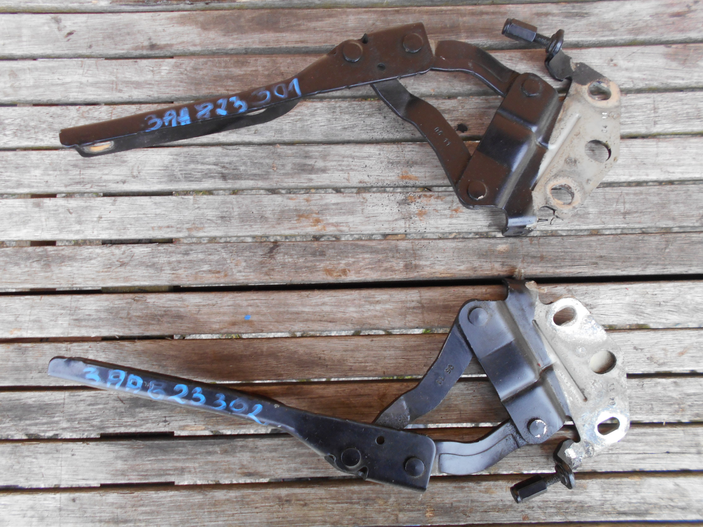 Петля капота VW PASSAT B7 3AA823302 3AA823301