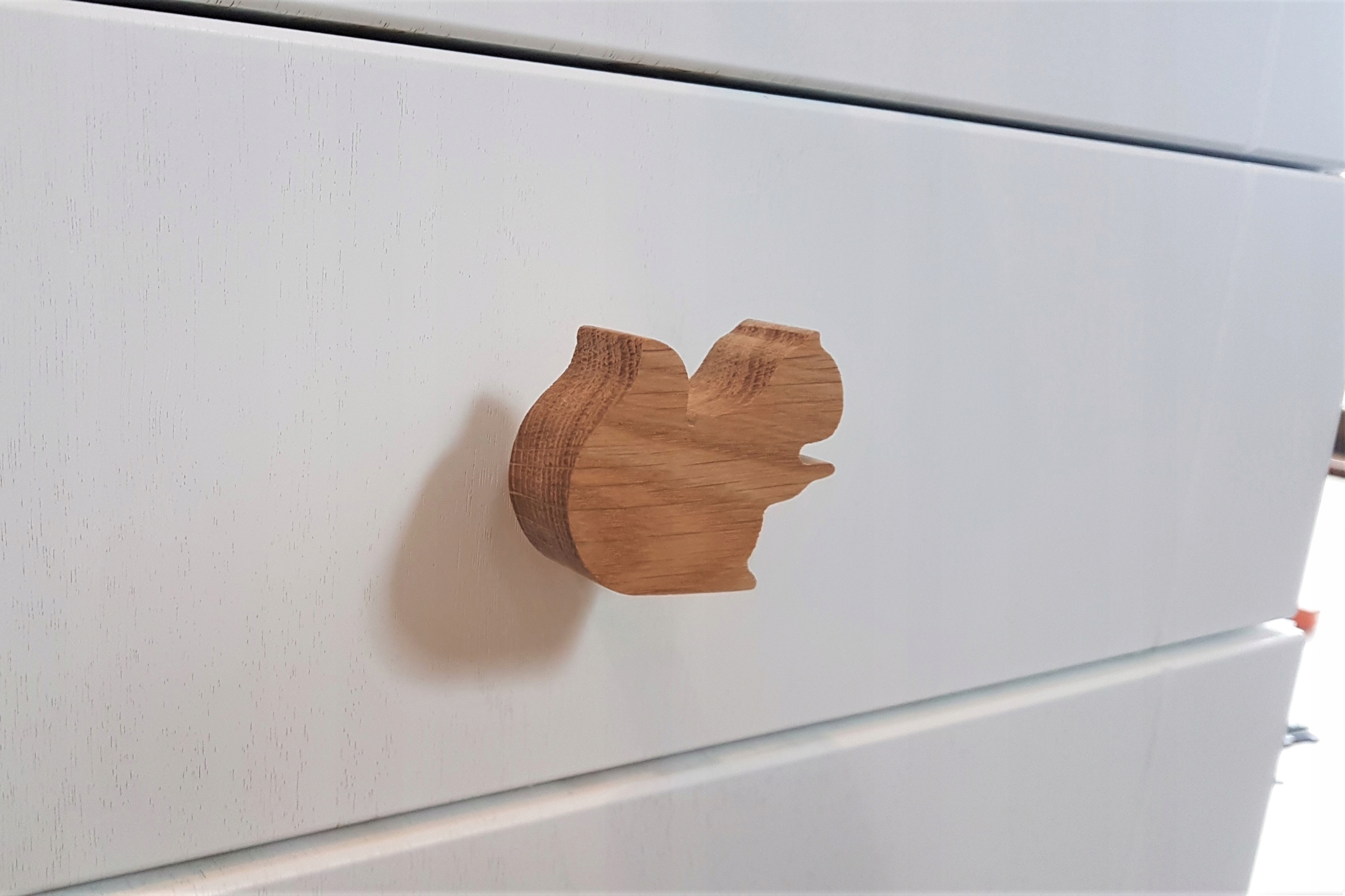 Drewniane gałki, uchwyty do mebli, wzór wiewiórka Szerokość produktu 5 cm