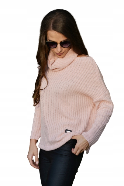 

Sweter z golfem i rozcięciami na ramionach