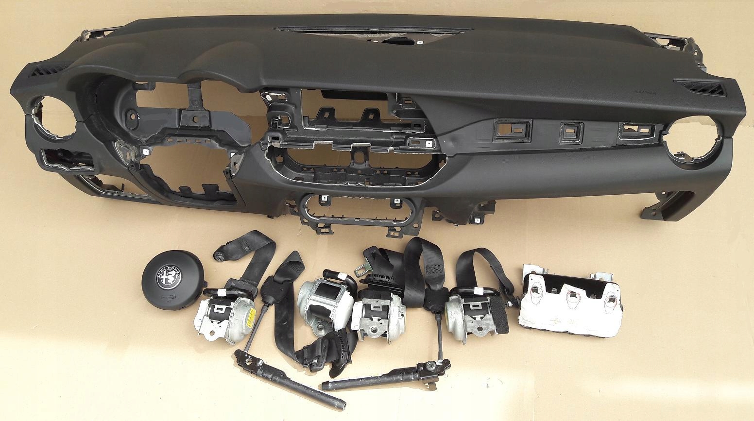 Alfa Romeo Stelvio доска кабины подушки безопасности