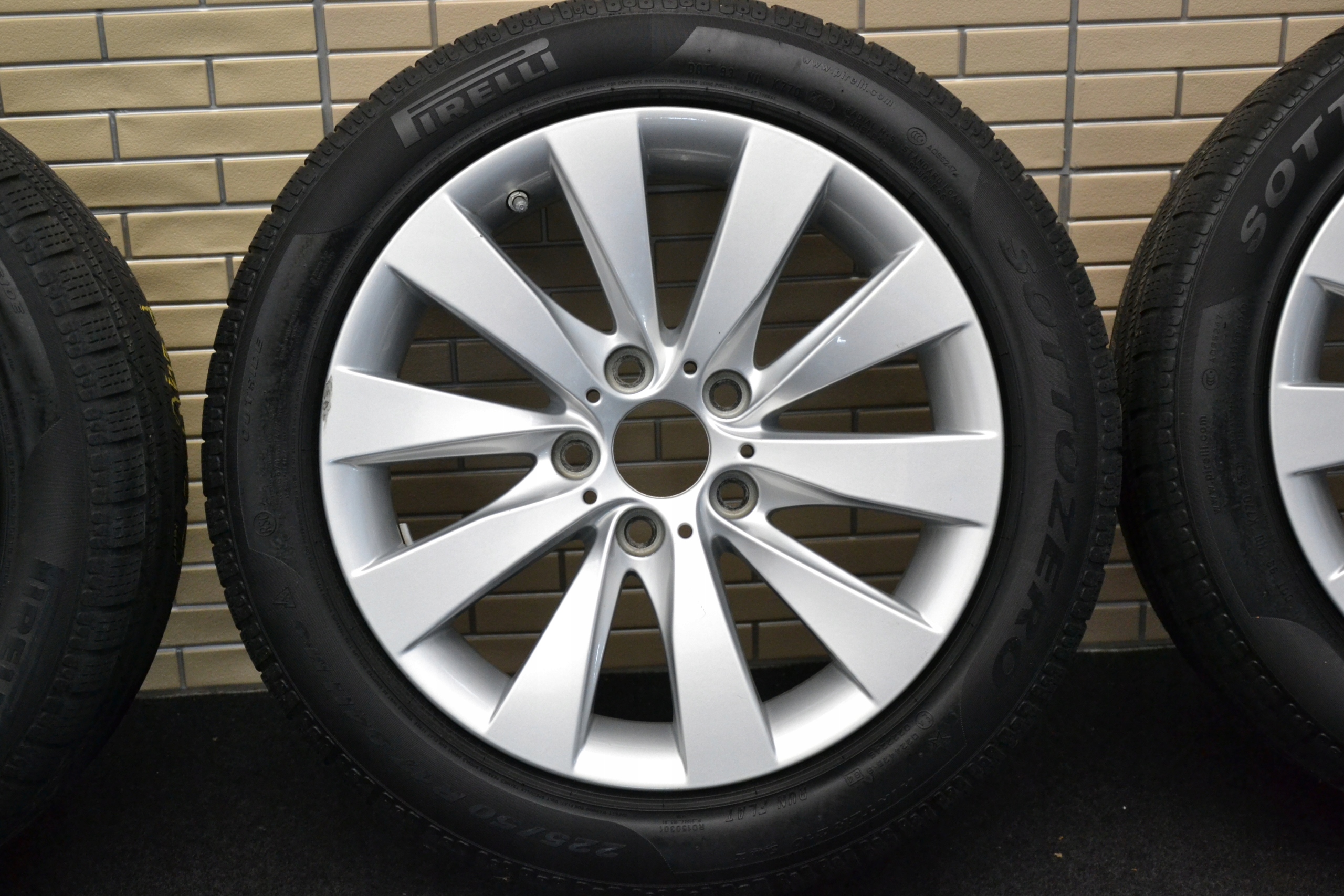 BMW F30 F32 F36 KOŁA ZIMOWE 17 CALI 225/50 IDEALNE Marka opon Pirelli