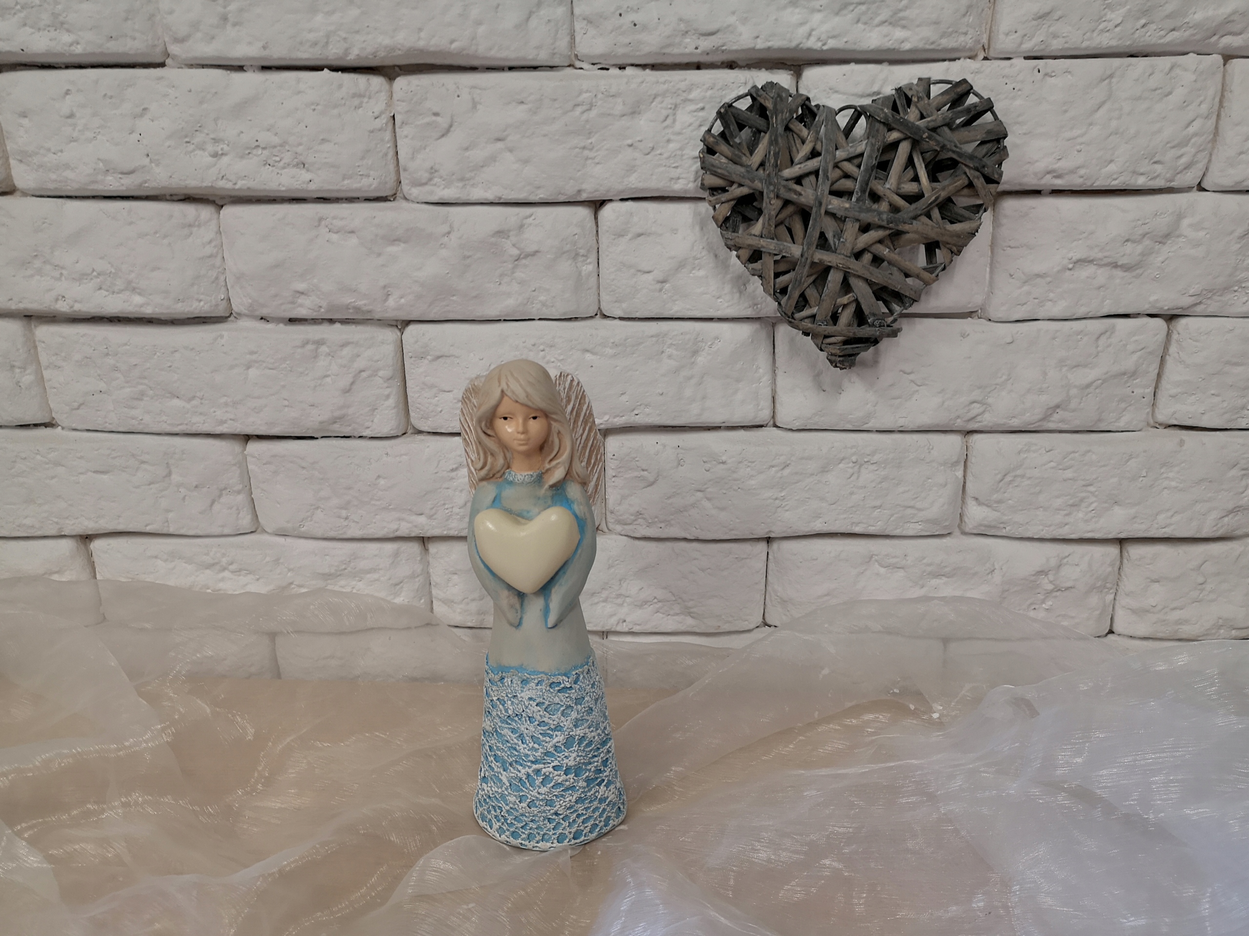 ANIOŁEK ANIOŁ Gabi z Sercem Figurka Gipsowa 23cm Wysokość produktu 23 cm