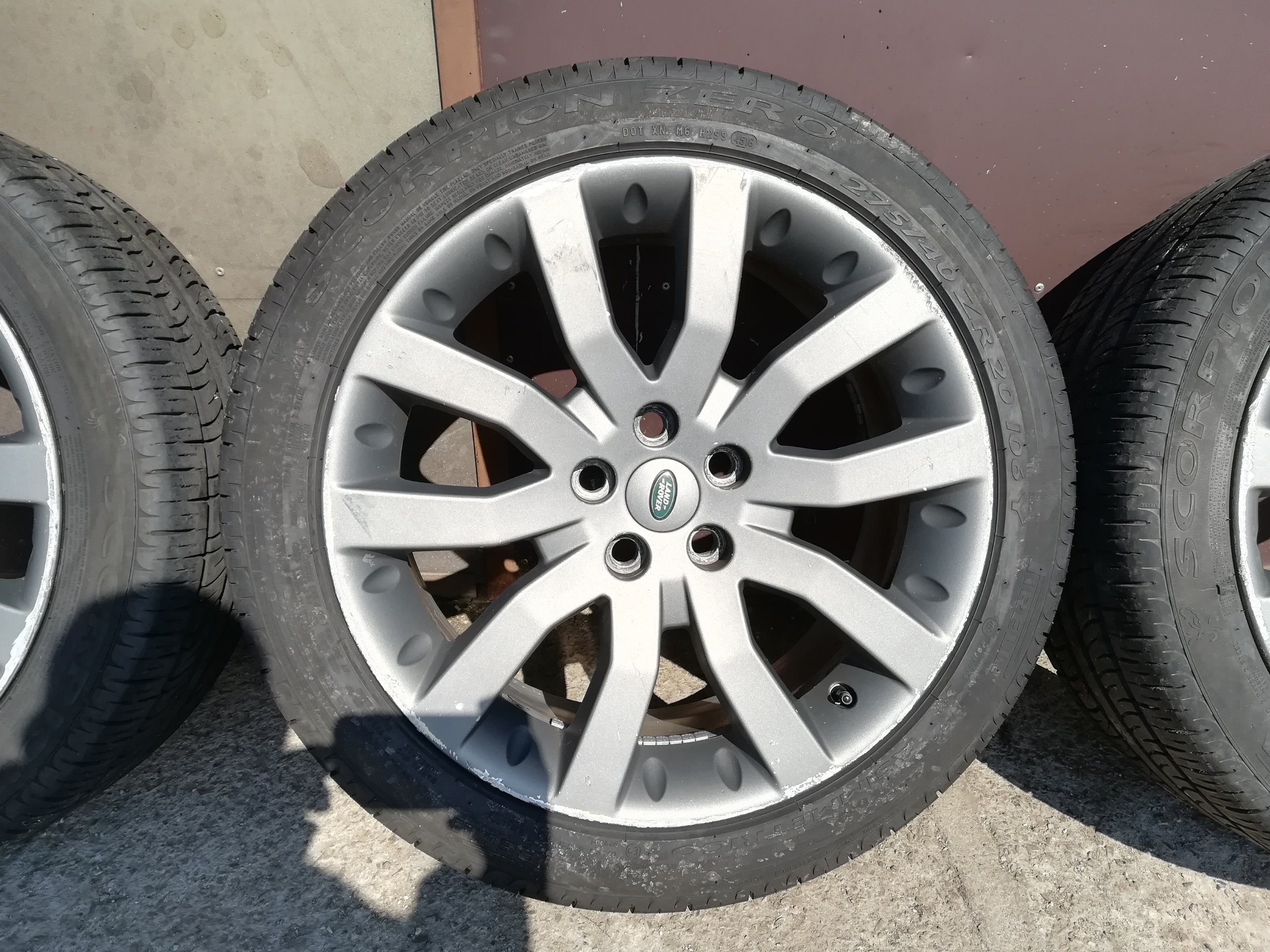 KOŁA RANGE ROVER SPORT PIRELLI 275/40 20 5X120 Rodzaj felg Aluminiowe