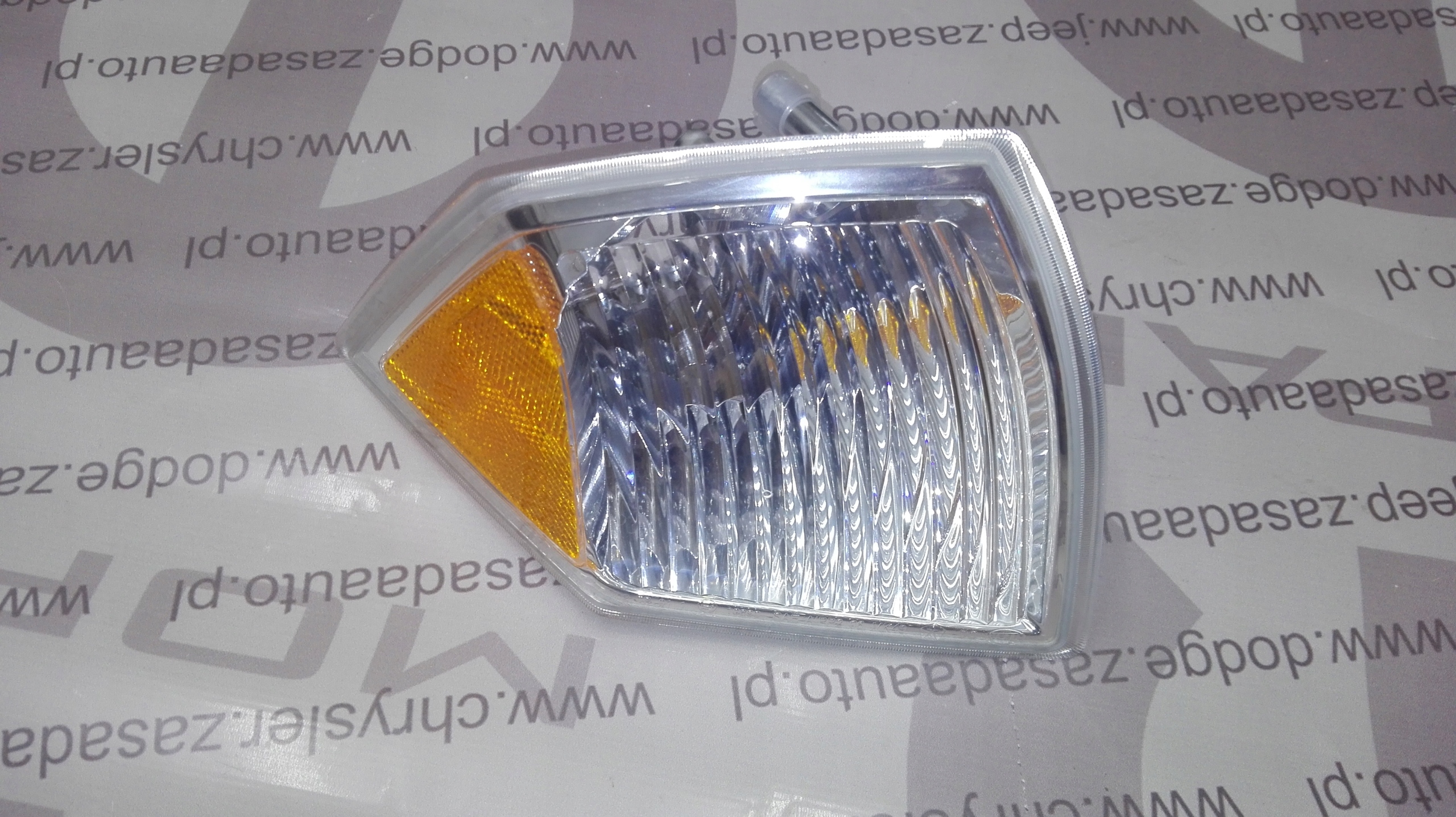 поворотник передний правый