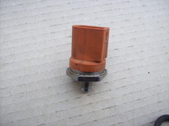 VW AUDI Czujnik ciśnienia paliwa 06J906051D 1.4TSI