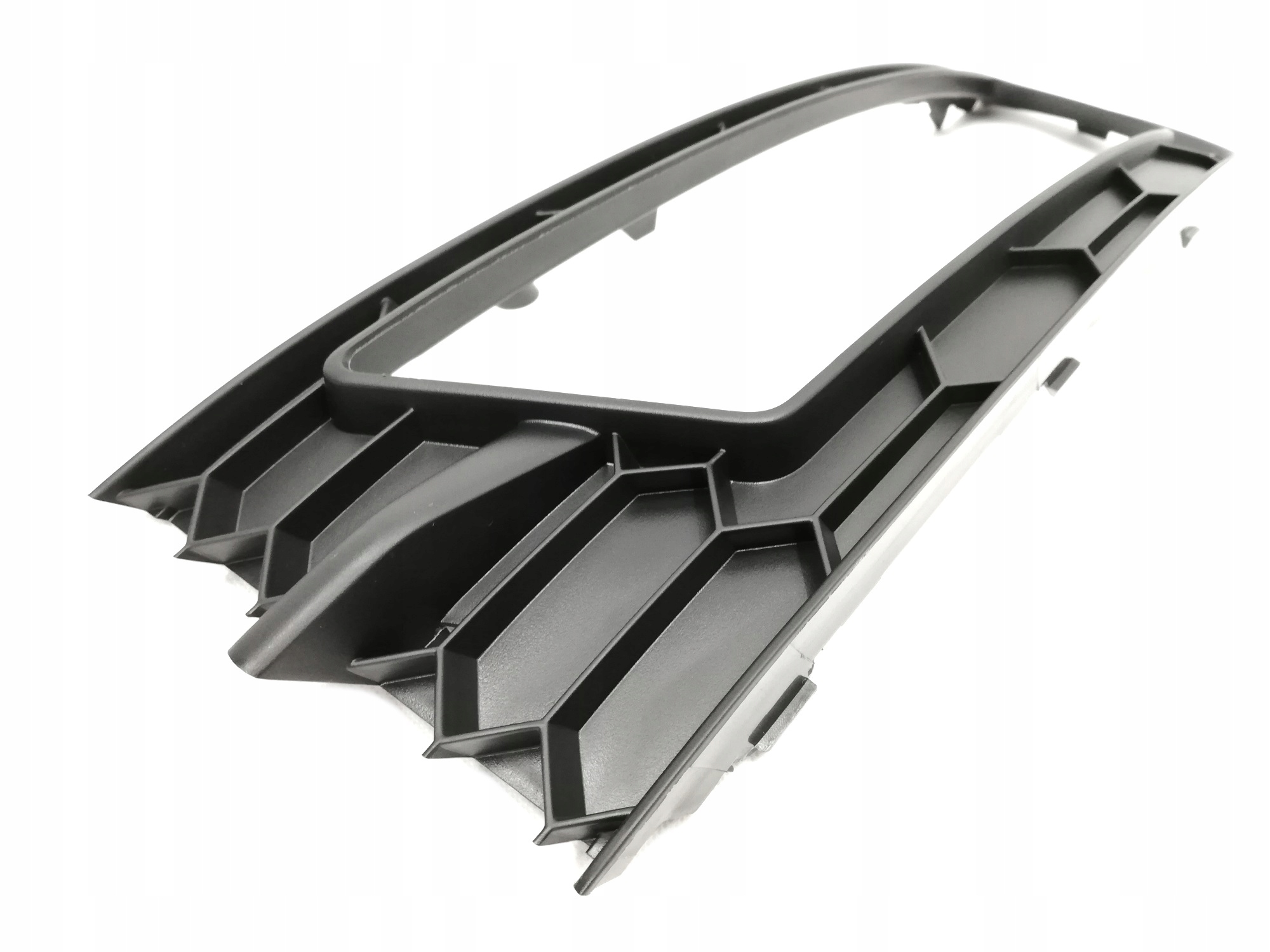 KRATKA ATRAPA ZDERZAKA HALOGENU SKODA RAPID PRAWA Strona zabudowy przód