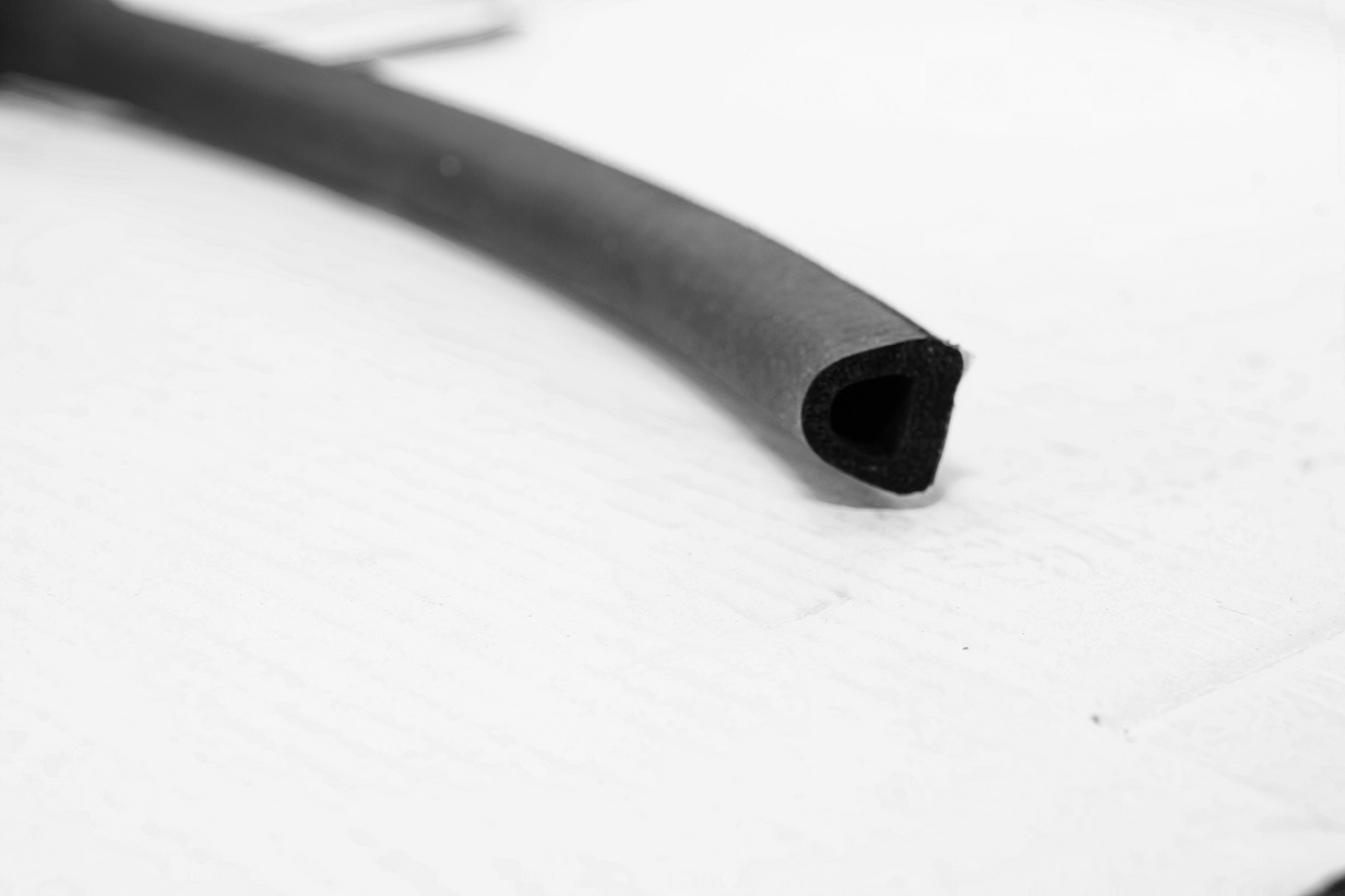 USZCZELKA GUMOWA Z KLEJEM DO OKIEN DRZWI typ-D Długość (cm) 100