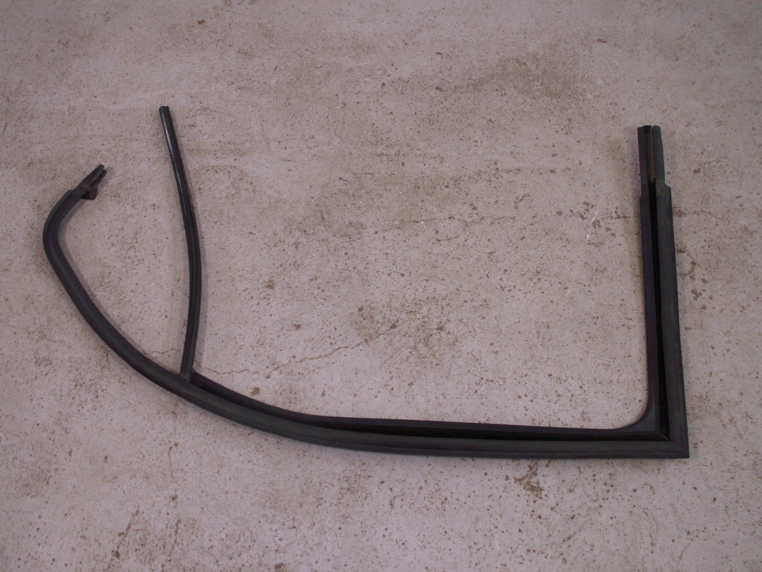 uszczelka ramki drzwi lewa tył 5JA839431 RAPID Producent części Skoda OE