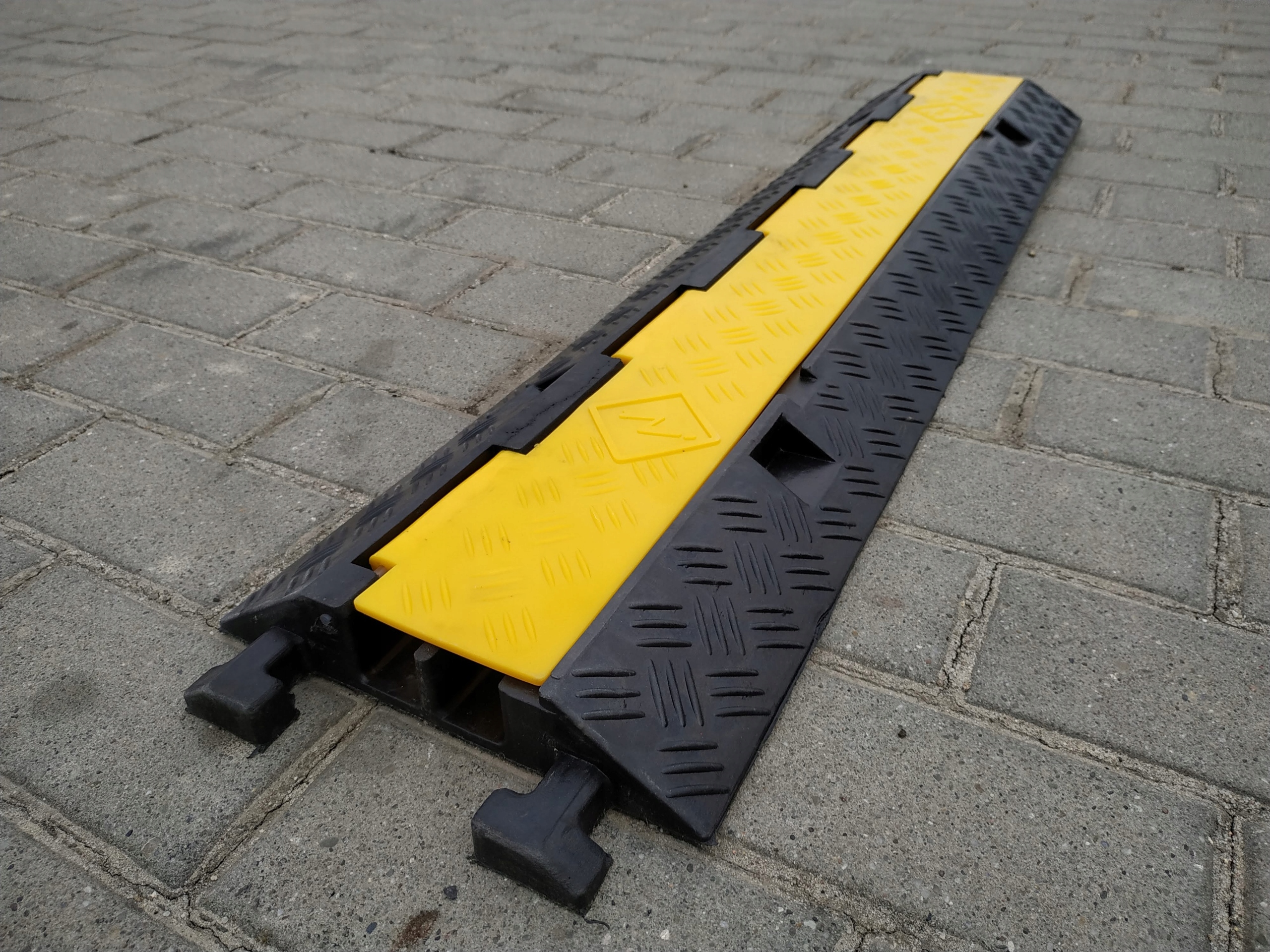 Przejazd przez kable 2 kanały drogowy próg kablowy Kod producenta NK-2