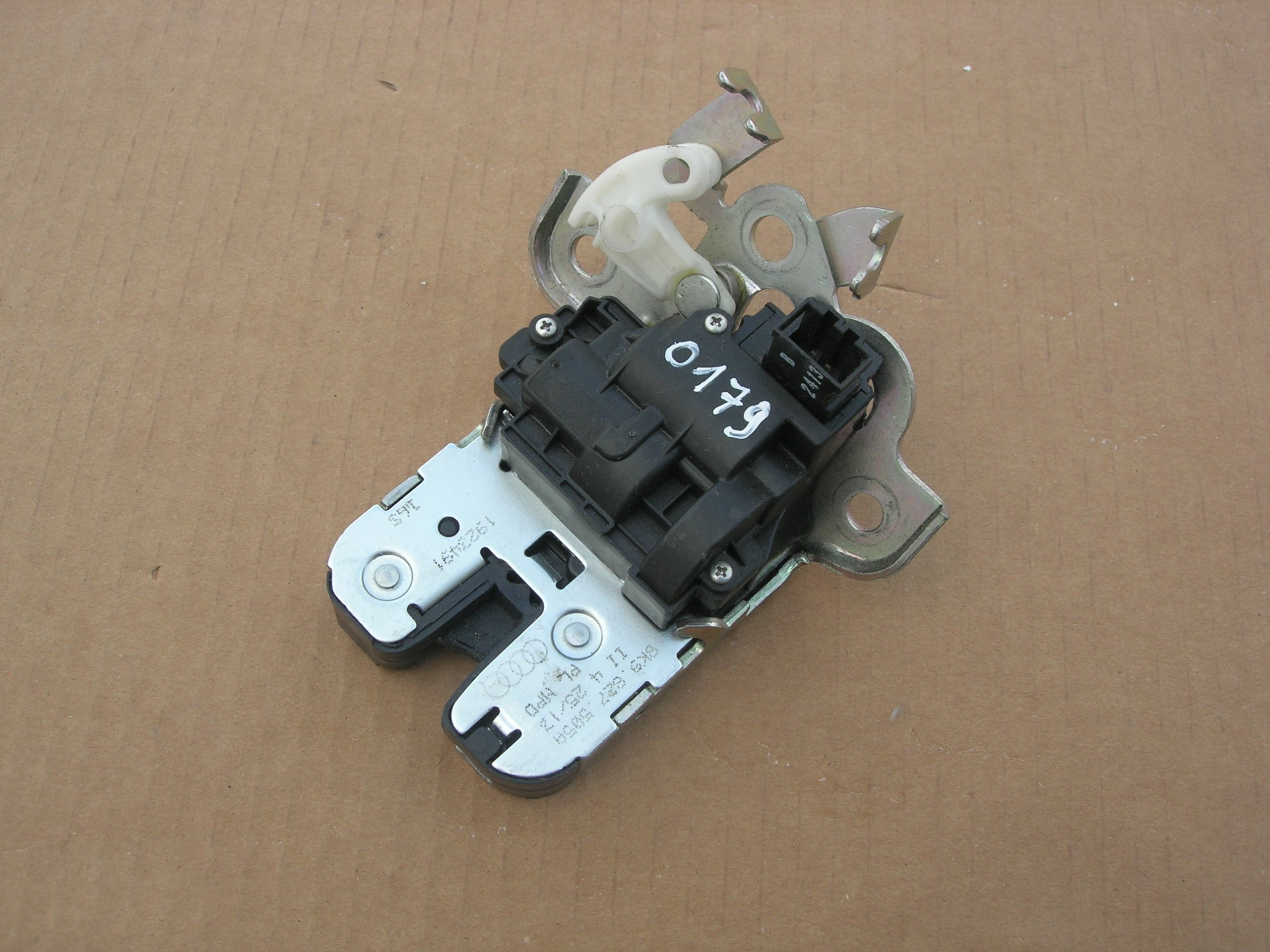 ЗАМОК ЗАДНІХ ДВЕРЕЙ AUDI SEAT SKODA 8K9827505A В-АВ