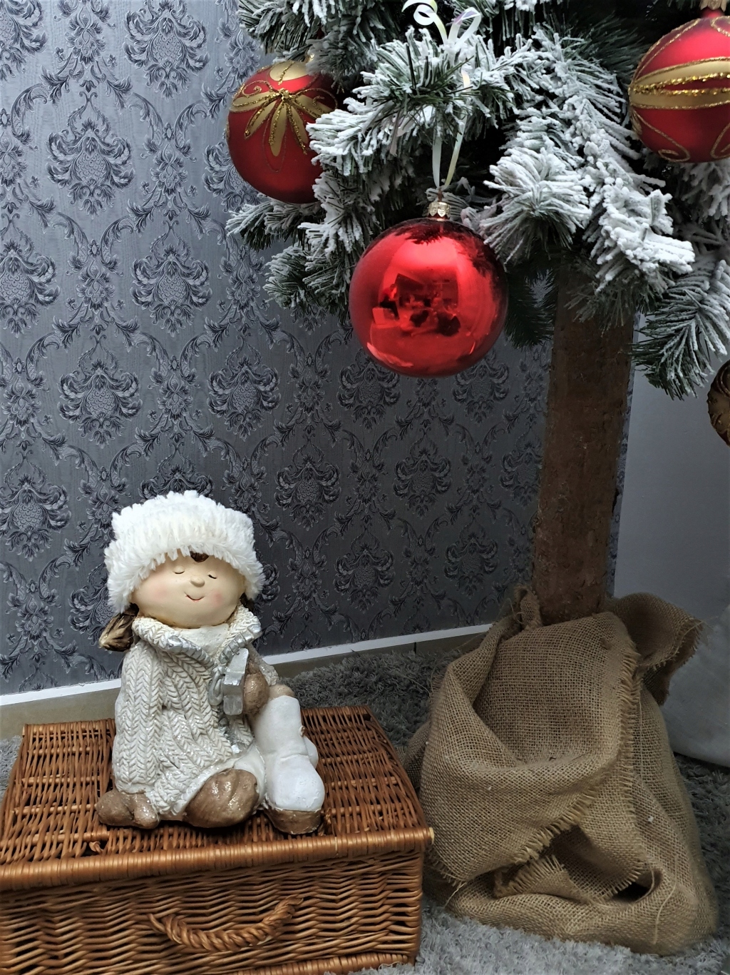 FIGURA ŚWIĄTECZNA DZIEWCZYNKA SIEDZĄCA W CZAPCE A Wysokość produktu 26 cm