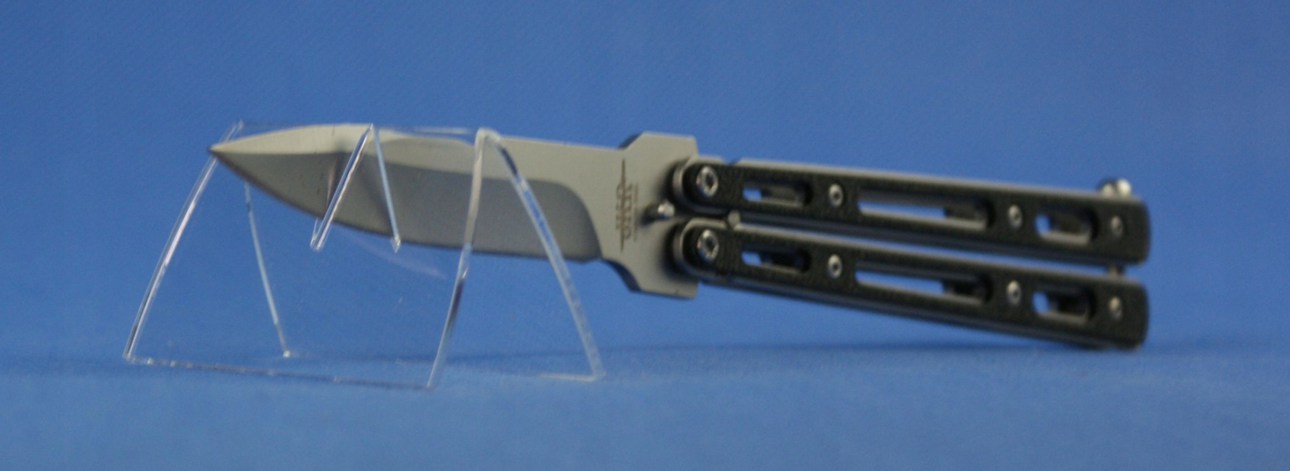 Stojak ekspozytor podstawka plexi na scyzoryk nóż Marka inna