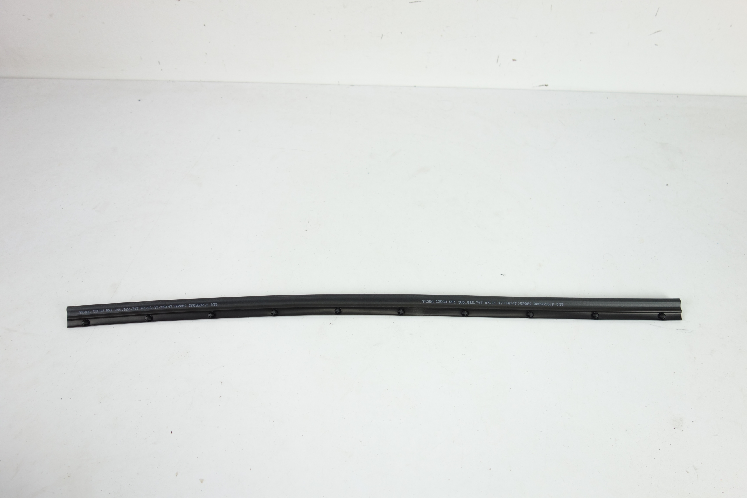 ПРОКЛАДКА КАПОТА SKODA SUPERB III 3U0823707