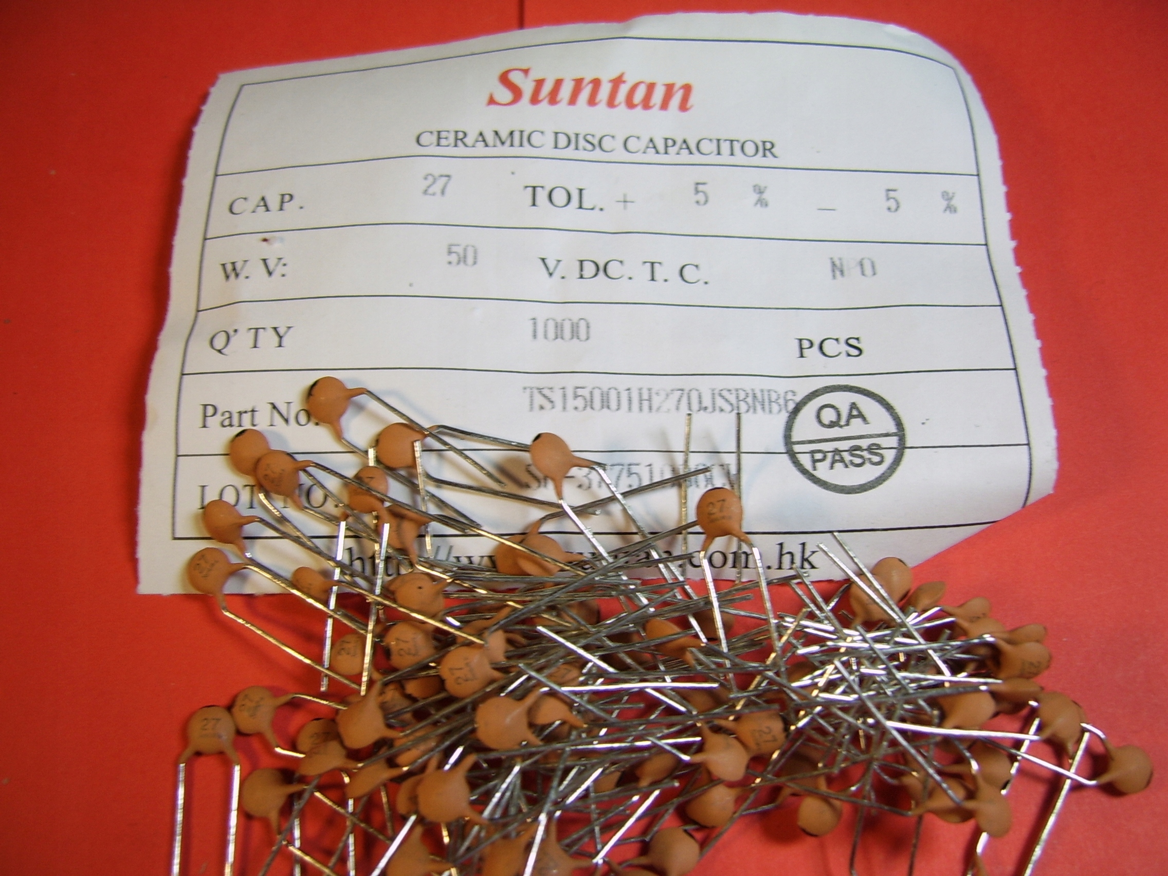 100x 27pF 50V 5% NP0 kond. ceramiczny Tht Suntan