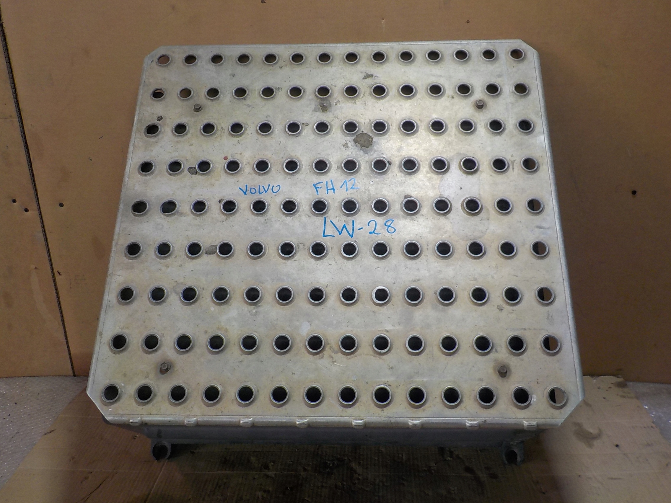 КРИШКА АКУМУЛЯТОРА VOLVO FH - 12 2000