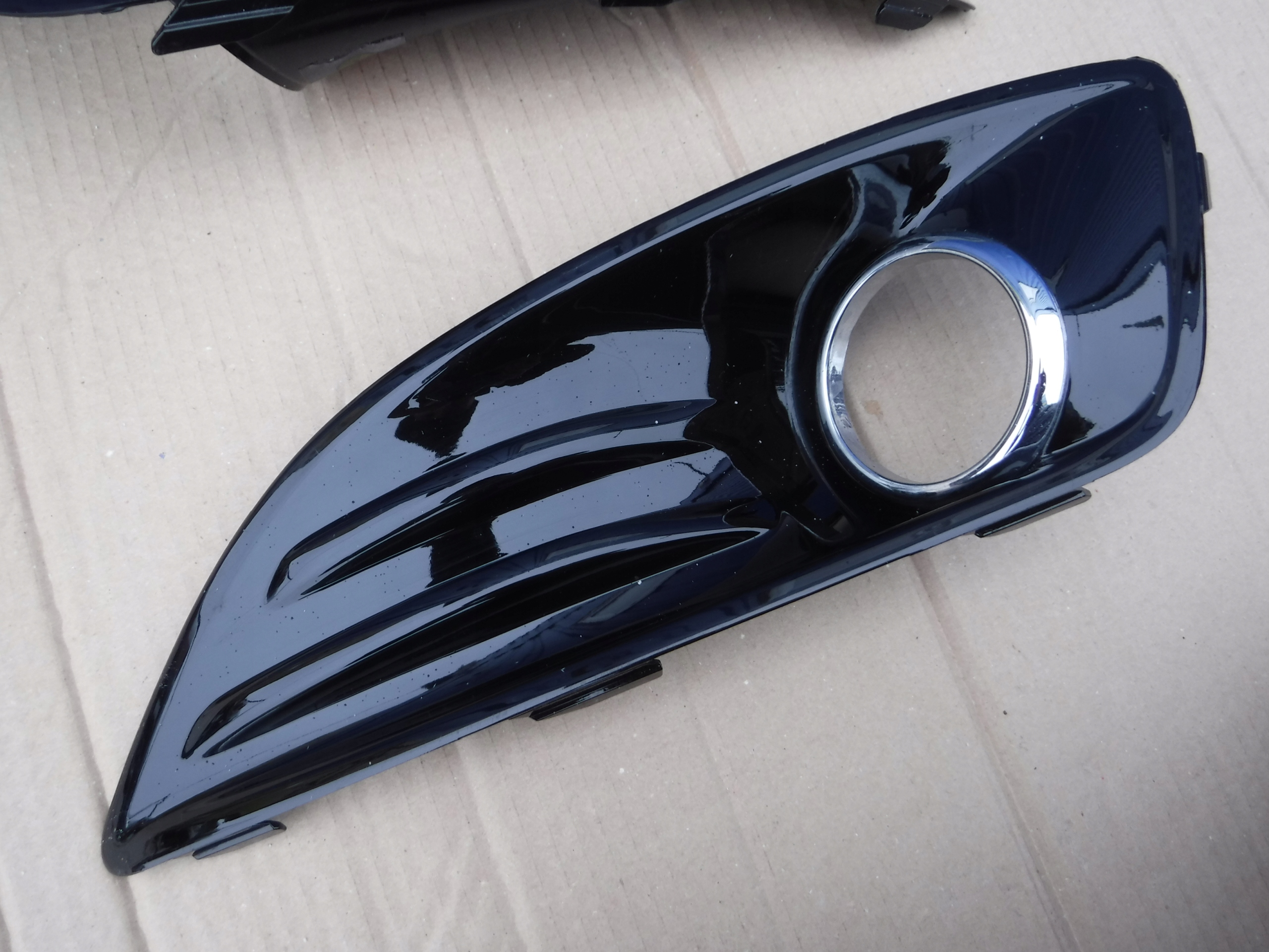 Ramka kratka halogenu FORD FIESTA Mk7 LIFT 2013 Installation side Front