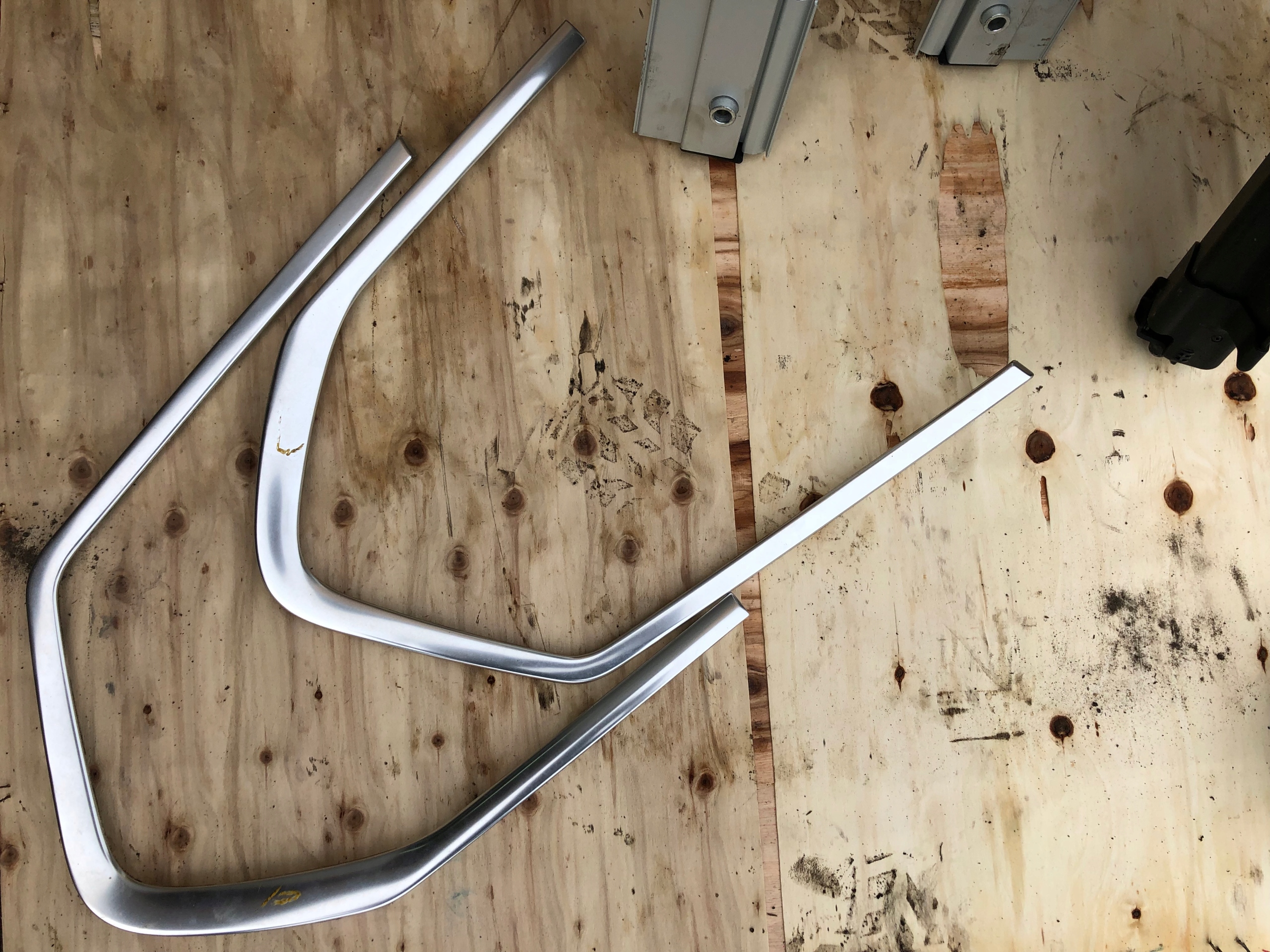 Рамка лівого скла ЗД BMW X3 F25