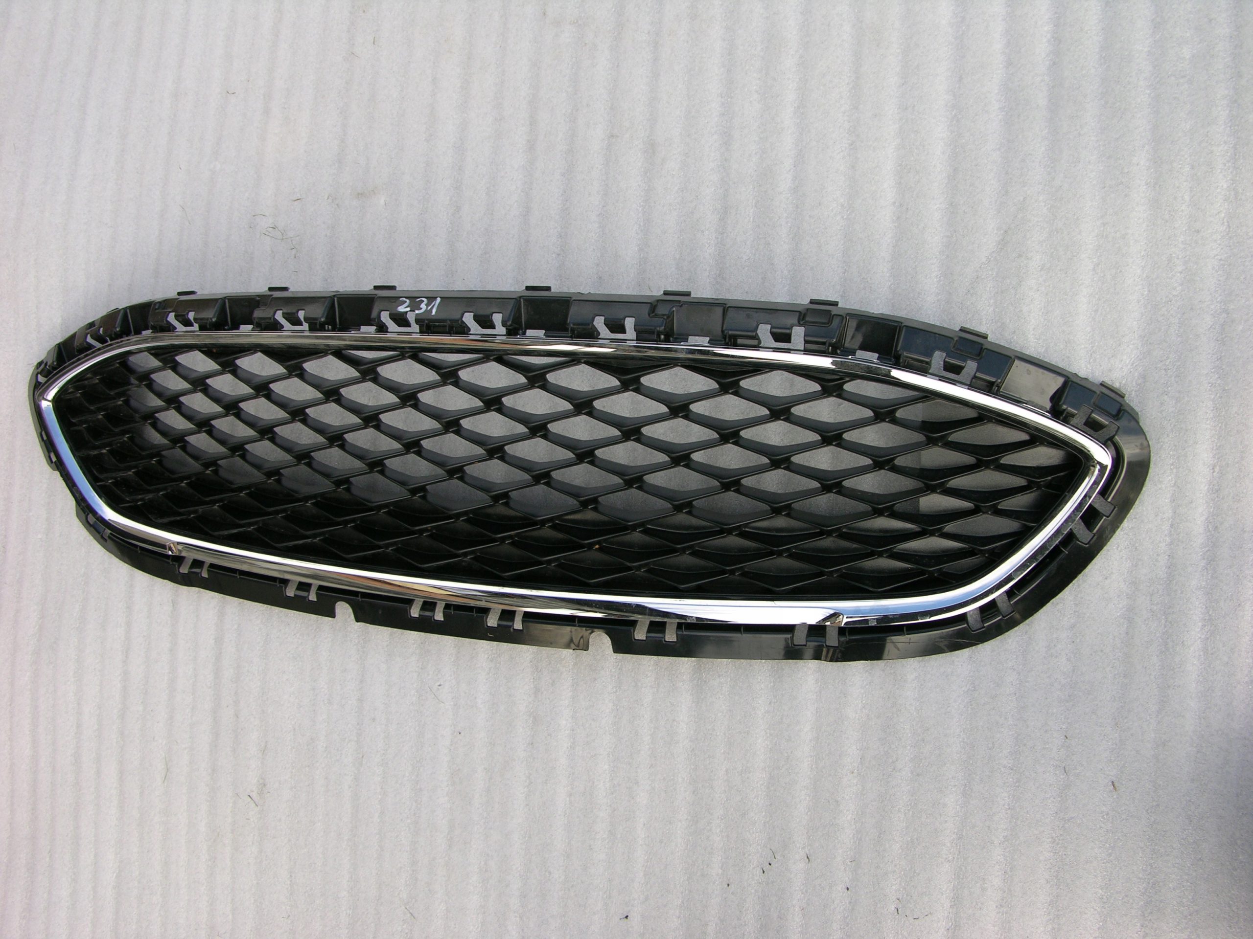 FORD FIESTA MK8 ATRAPA GRILL ORYGINAL CHROM ACTIVE Installation side Front