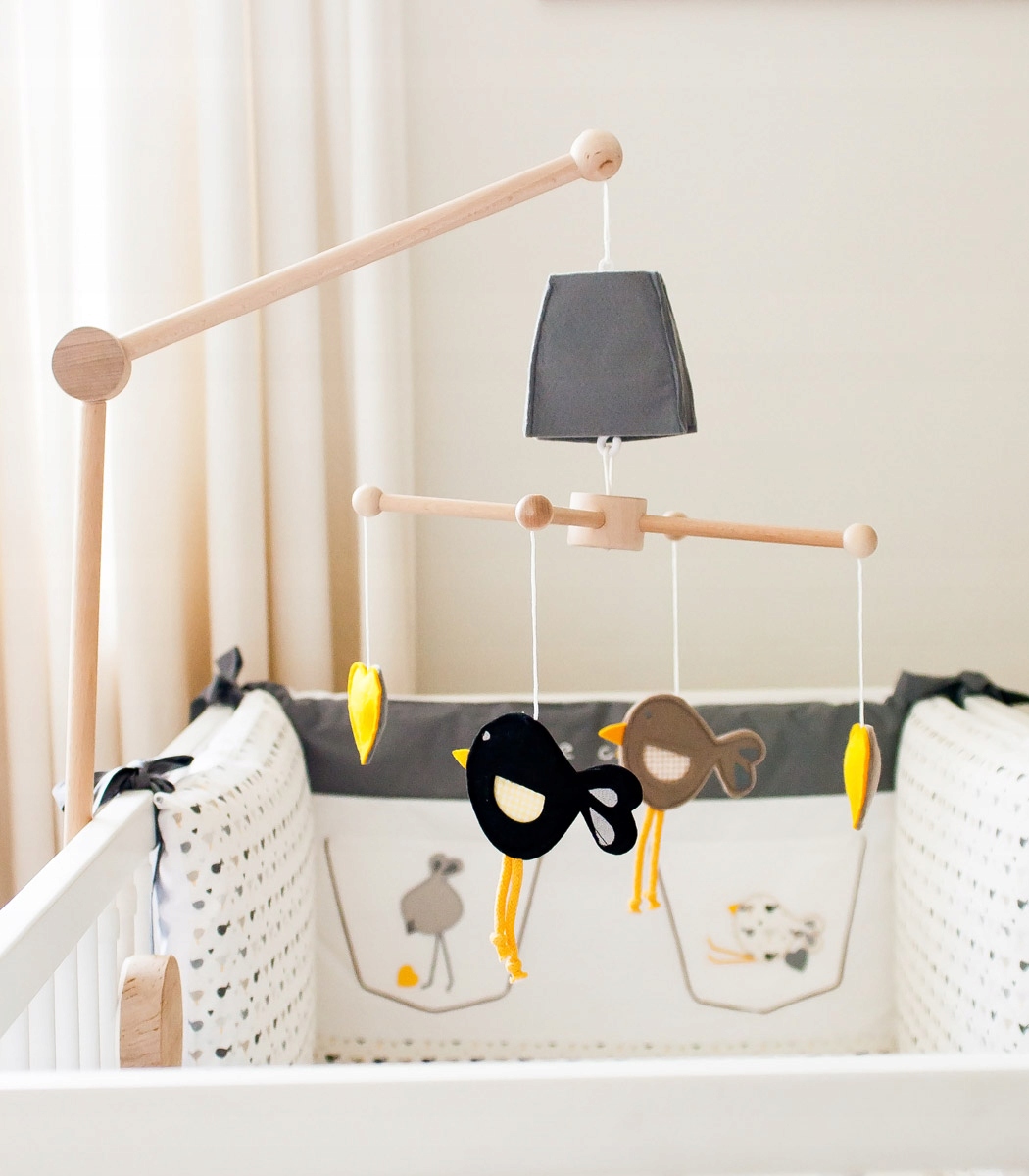 Drewniana karuzela do łóżeczka dla niemowląt ptaki