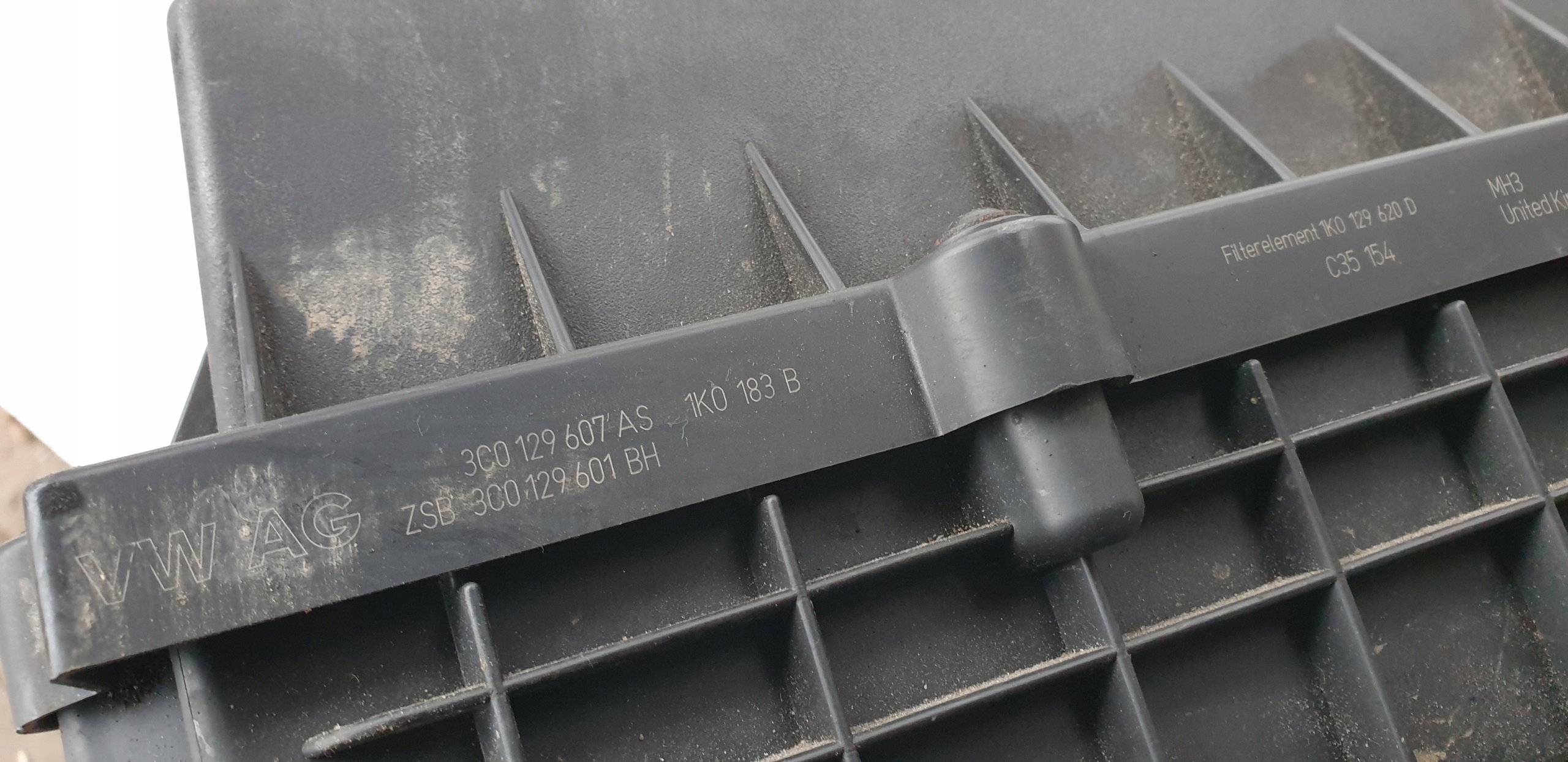 VW Passat B6 2.0 TDI Obudowa fitra powietrza Producent części Audi OE