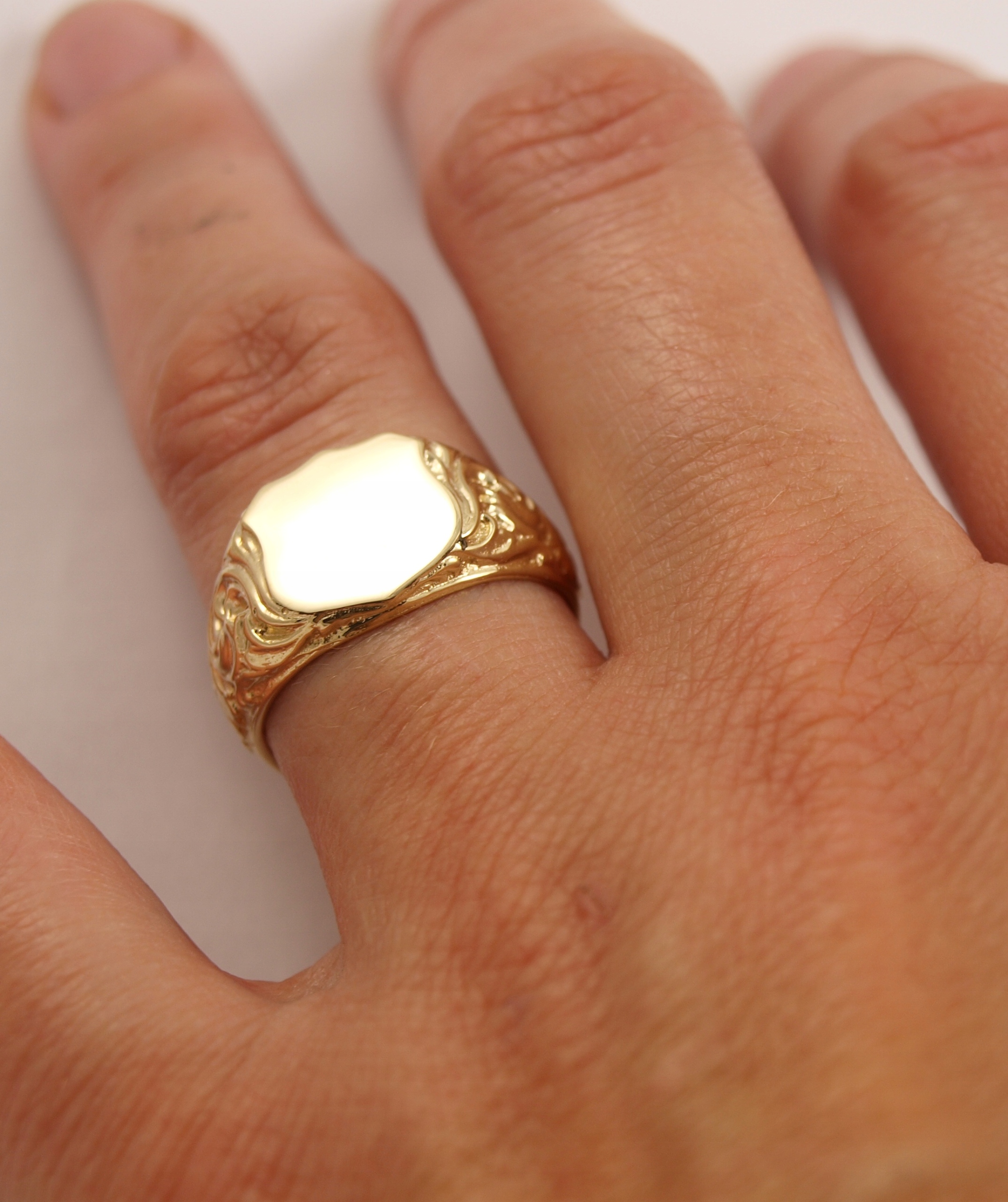 SYGNET MĘSKI ZŁOTY PIĘKNE ZDOBIENIA ZŁOTO 585 Kolor dominujący złoty