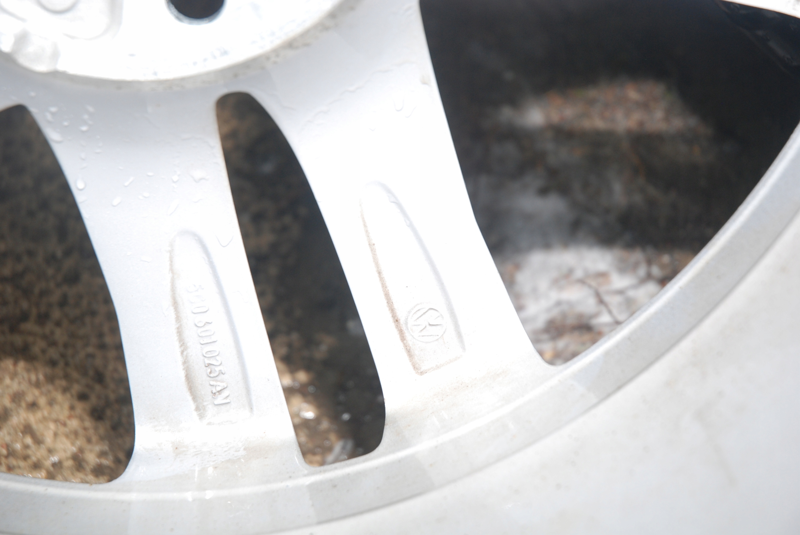 VW JETTA 5C6 KOŁA FELGI ORYGINAŁ 5C0601025 Kolor Czarny