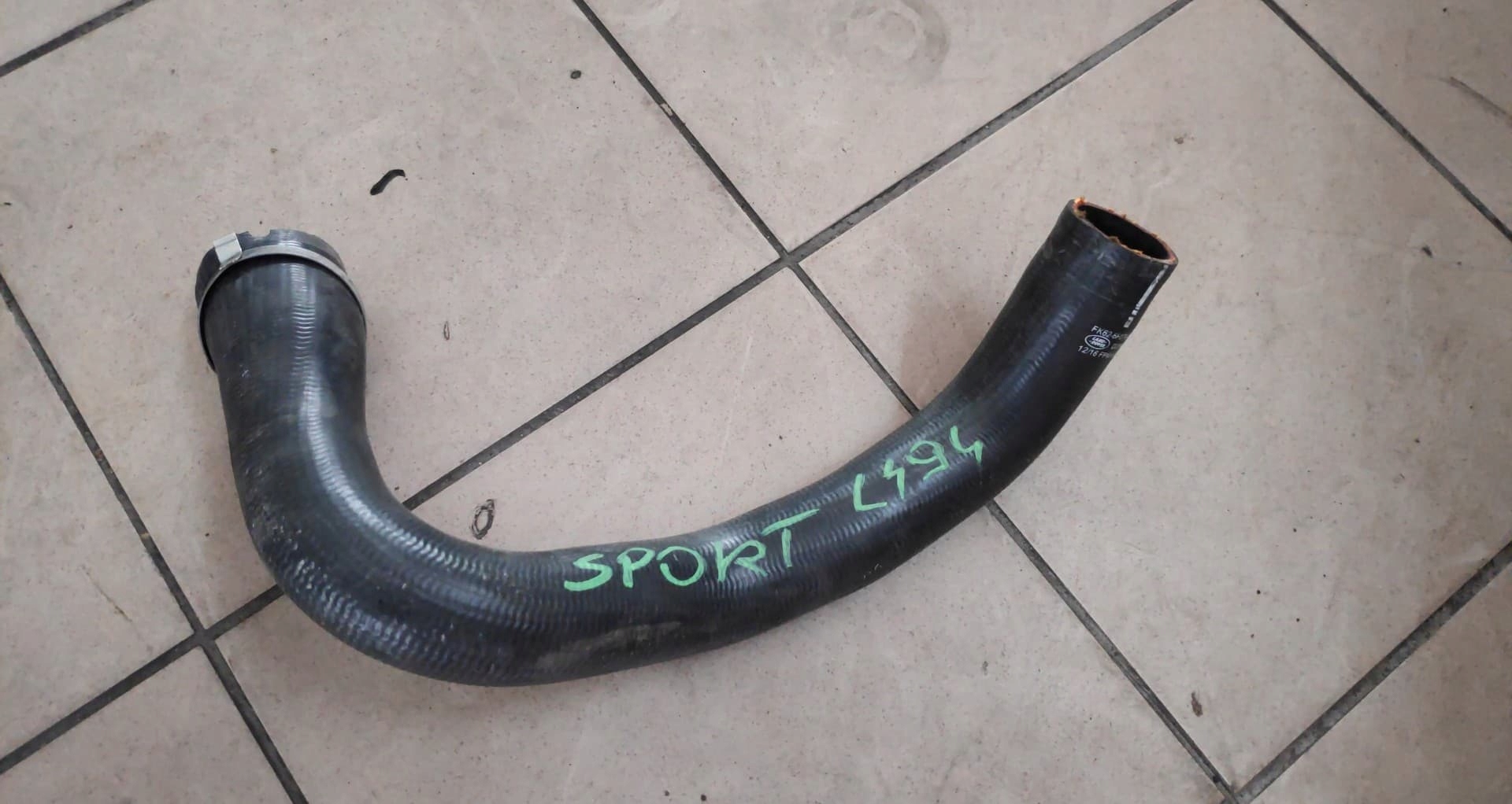 Спорт патрубки. Range Rover Sport патрубок вентиляции. Шланг на патрубок Ландровер фриендр1 2,5. Пластиковая защита патрубков ленд Ровер Дискавери 4 2,7 дизель.