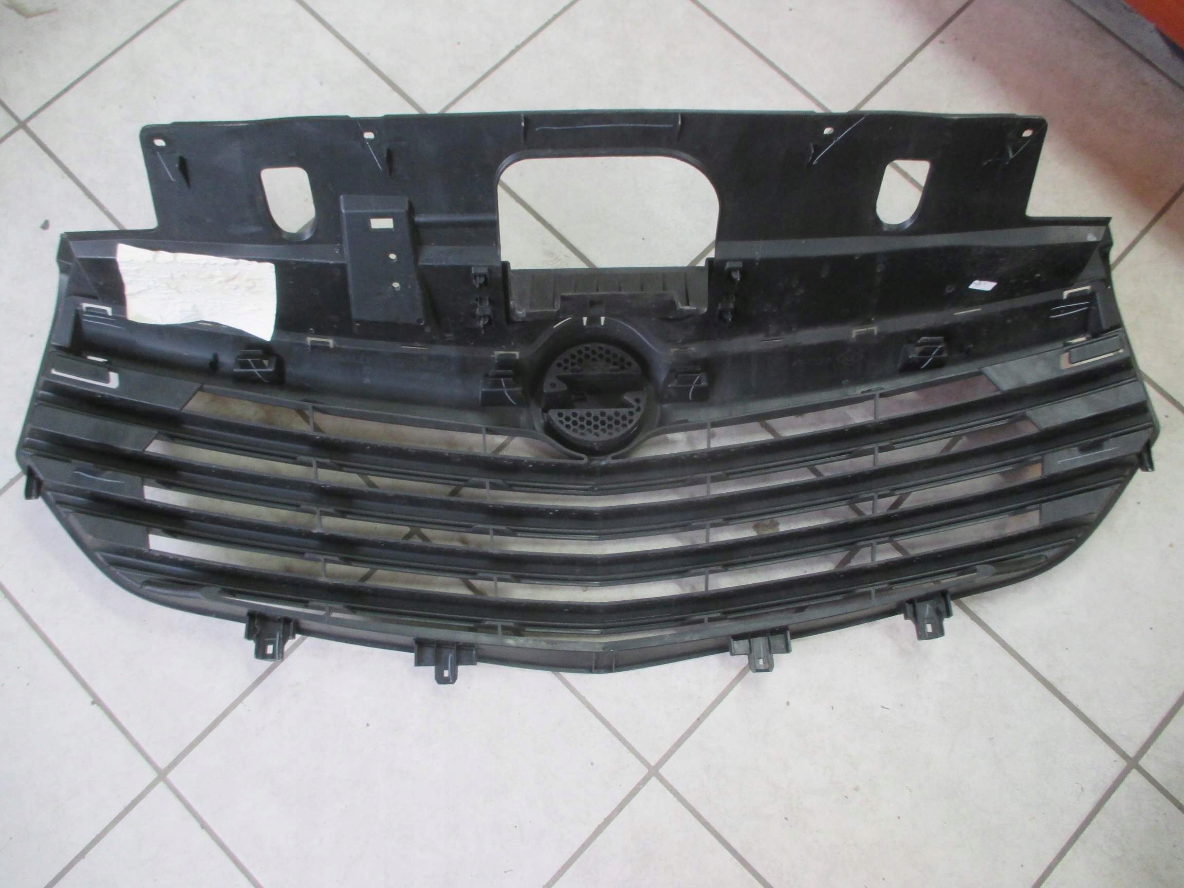 решетка радиатора opel Vivaro II 2014R->
