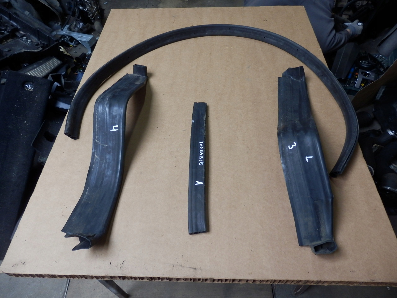 2046200196 2046200096 - Mercedes GLK x204 прокладка капота