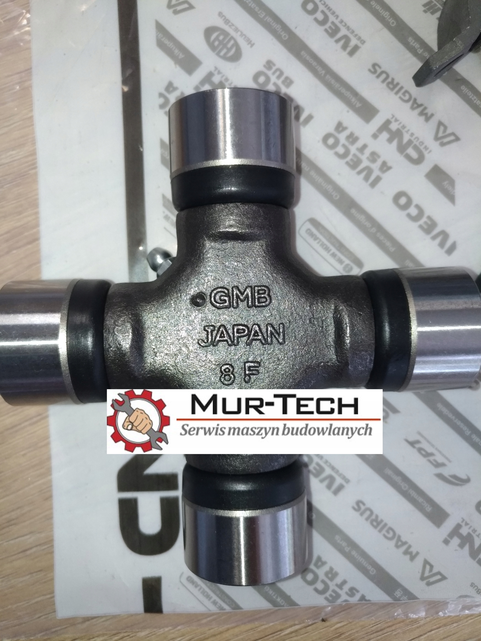 Krzyżak wału napędowego Case Terex+zestaw montażow Numer katalogowy części 9672299