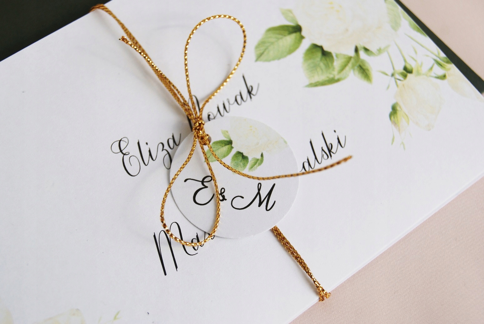 KWIATOWE ZAPROSZENIA ŚLUBNE ROZKŁADANE RÓŻE ŚLUB Kolor dominujący wielokolorowy