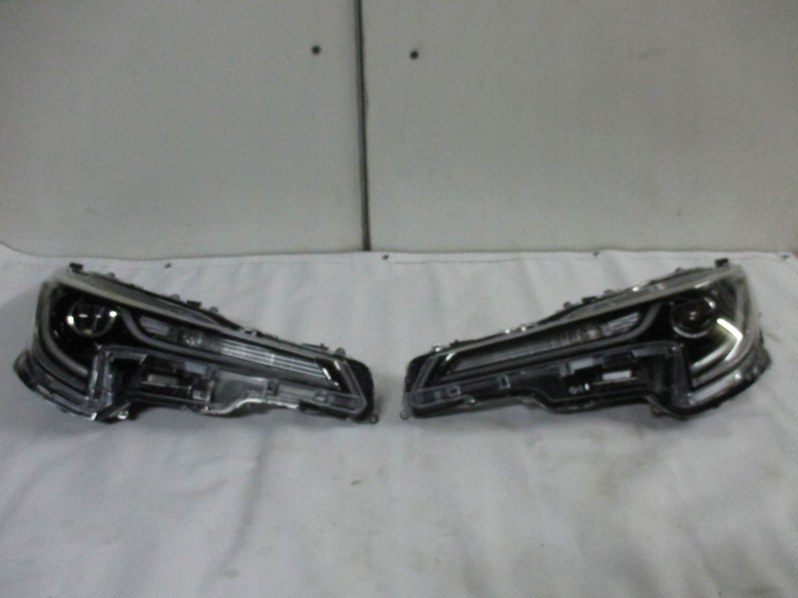 Lampa przód Corolla E210 2019 rok Ful - Led Strona zabudowy lewe + prawe