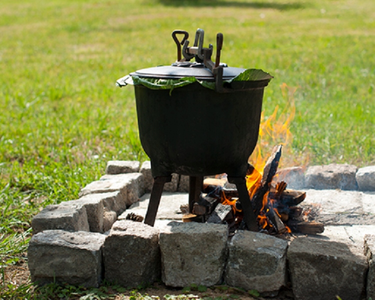 KOCIOŁEK MYŚLIWSKI ŻELIWNY EMALIOWANY 8L PIECZONKI Rodzaj stojący