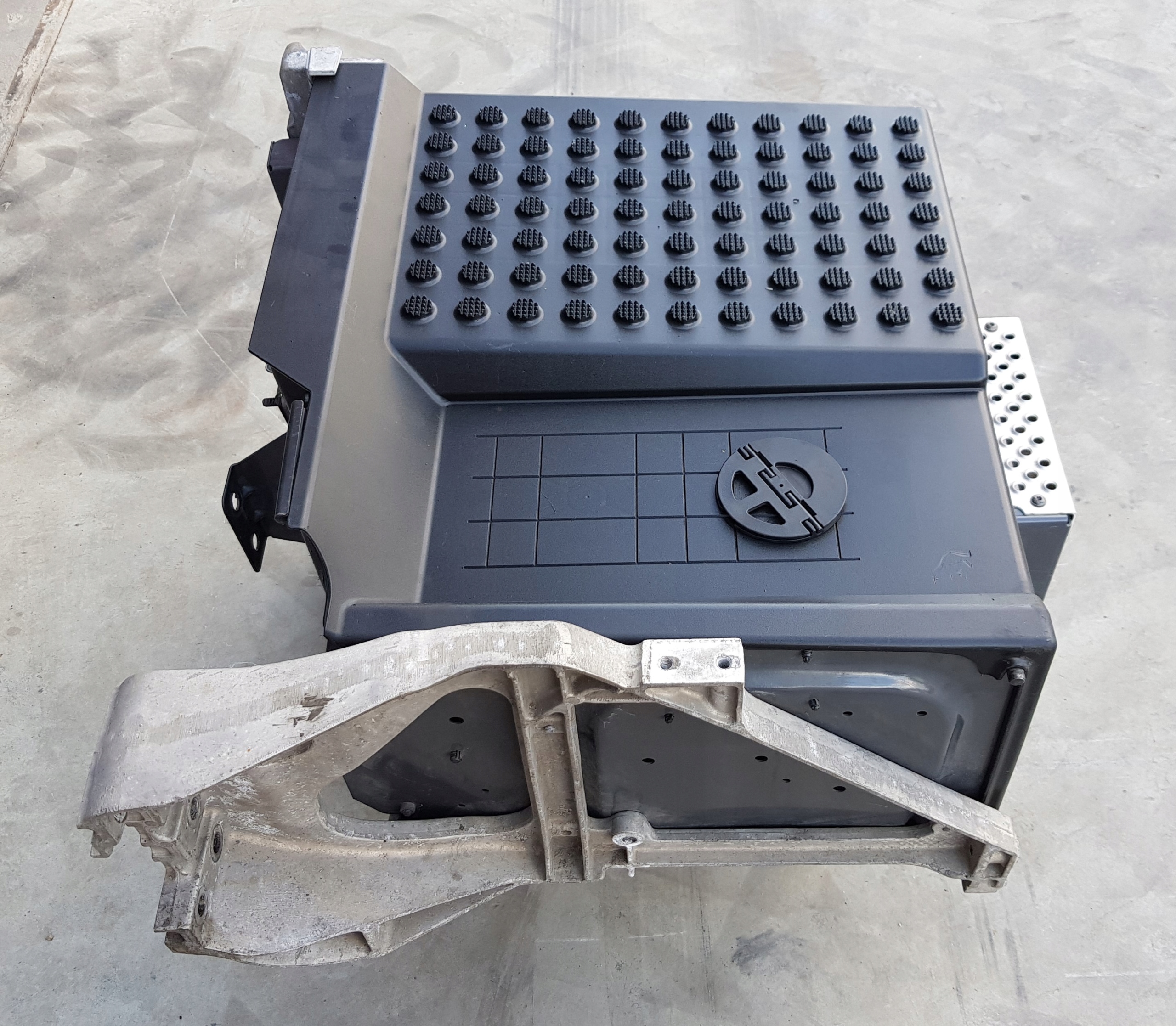 SKRZYNKA PODSTAWA AKUMULATORÓW VOLVO FH 4 FH 5 FM RENAULT GAMA T RANGE C K Producent części Volvo OE