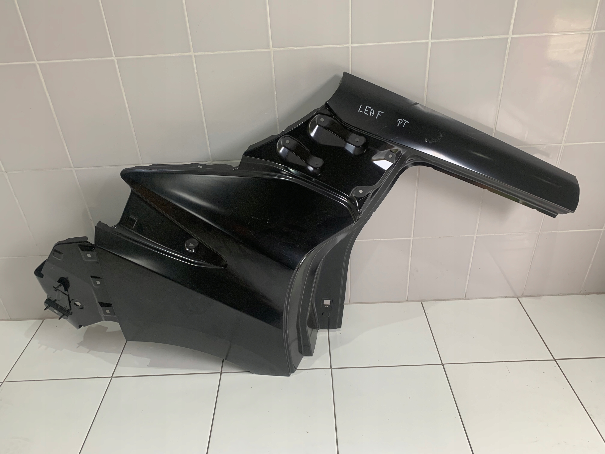 BŁOTNIK PRAWY TYLNY TYŁ NISSAN LEAF II NM