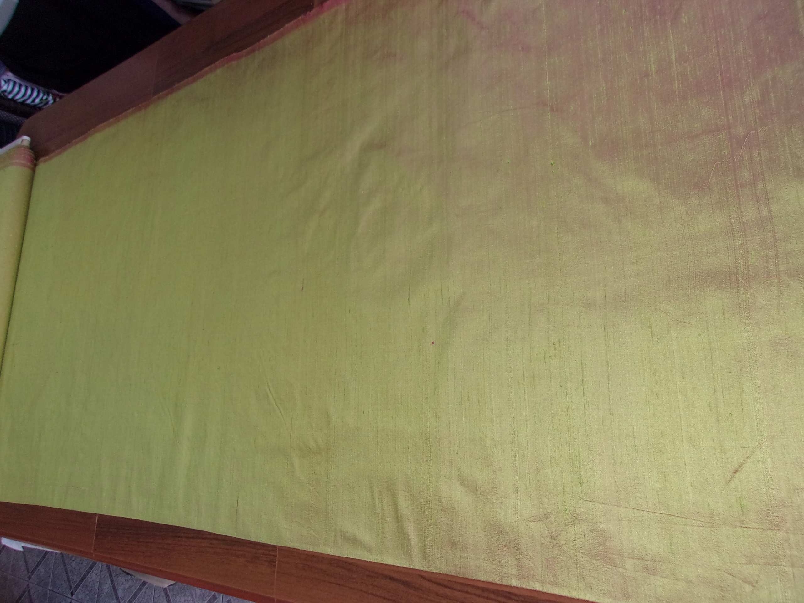 zelená s amarantovým leskem hedvábný šantung