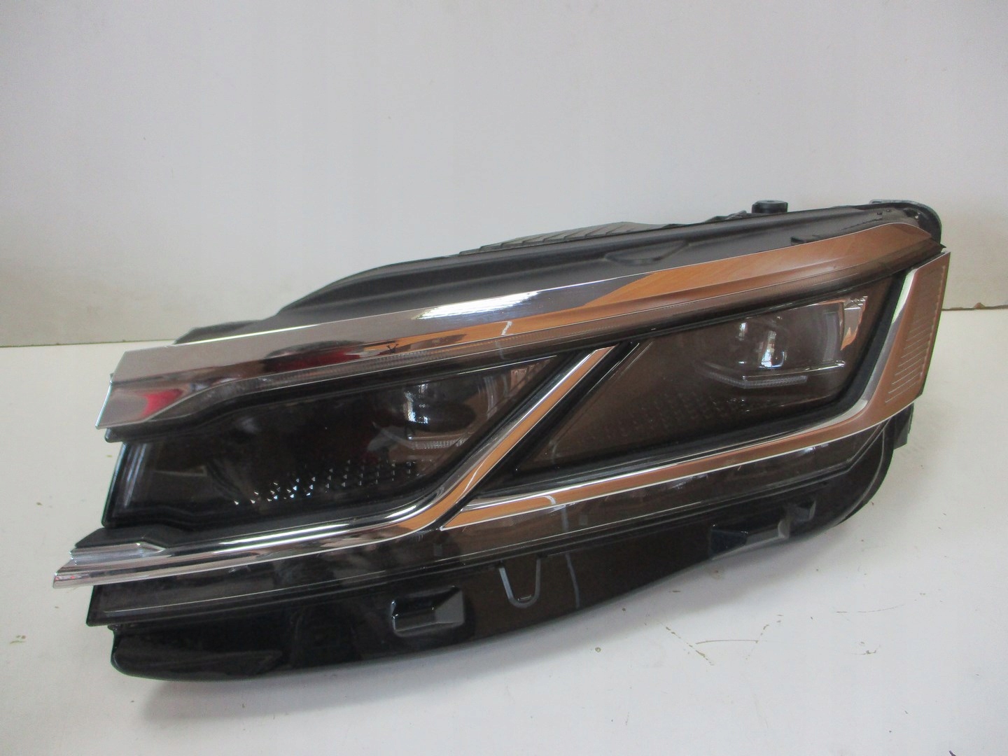 Lampa FULL LED TOUAREG 3 III 760 761941082 PRAWA Strona zabudowy prawa