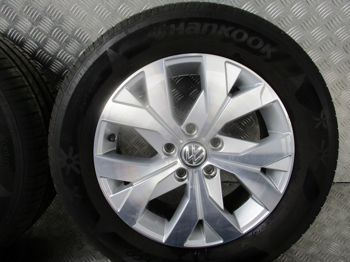 Koła Felgi Opony VW Passat B8 3G0 R16 6MM Rodzaj felg Aluminiowe