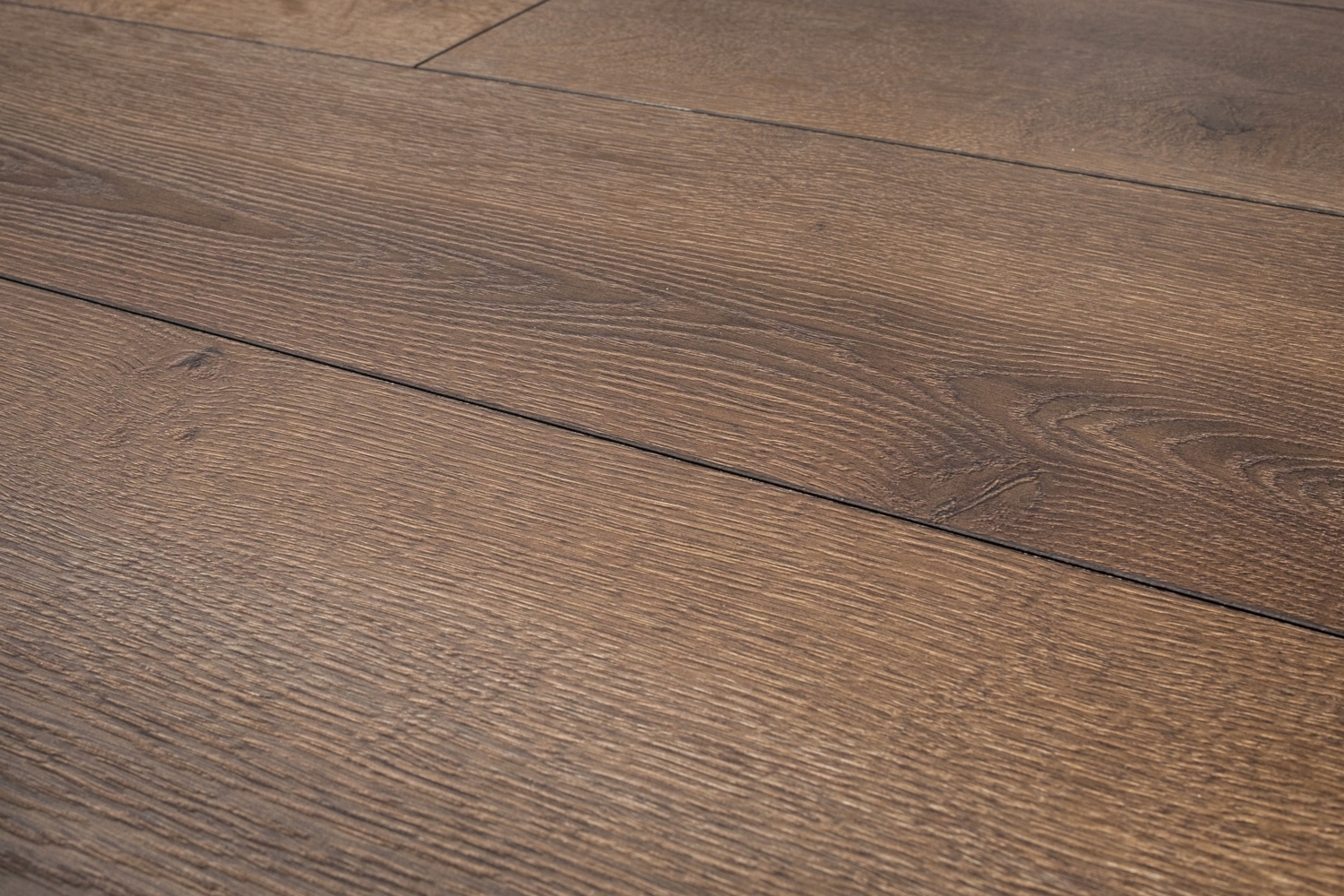 PANELE PODŁOGOWE KRONOTEX MAMMUT AC5 12MM V4-FUGA Szerokość produktu 18.8 cm