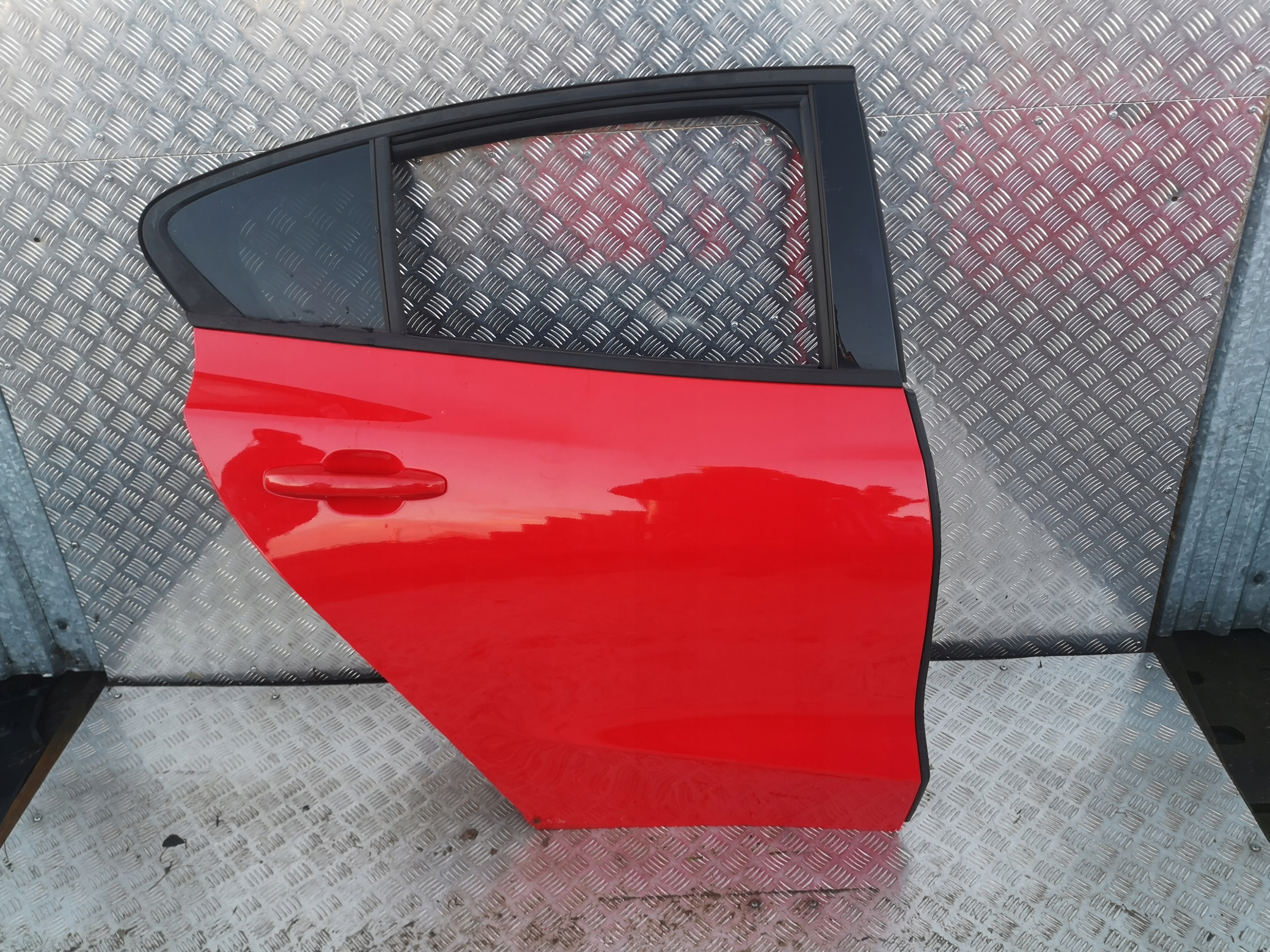 FORD FOCUS MK4 DRZWI PRAWE TYŁ TYLNE HATCHBACK Kolor czerwony