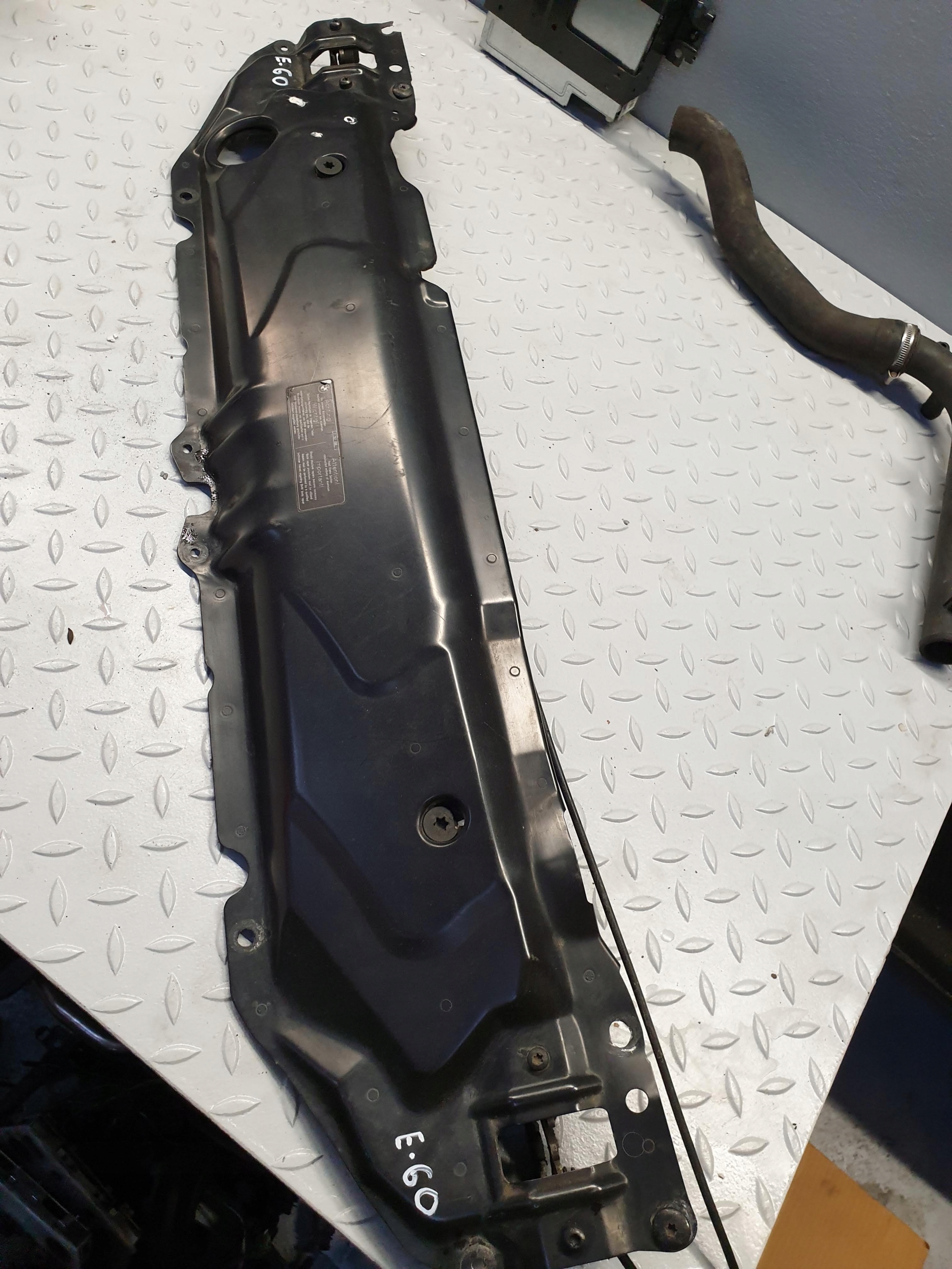 7033741 - BMW E60 E61 кришка верхнього ременя замки троси Європа